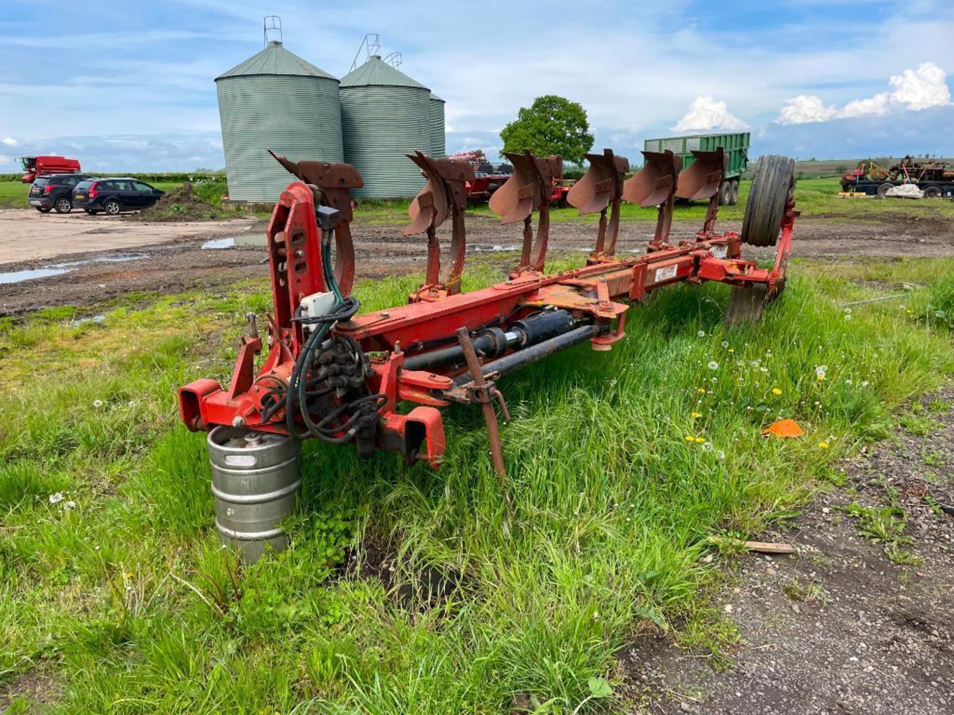 1999 Gregoire Besson 6f (5+1) on land in furrow reversible hydraulic variwidth plough with No8 bodie - Image 7 of 9