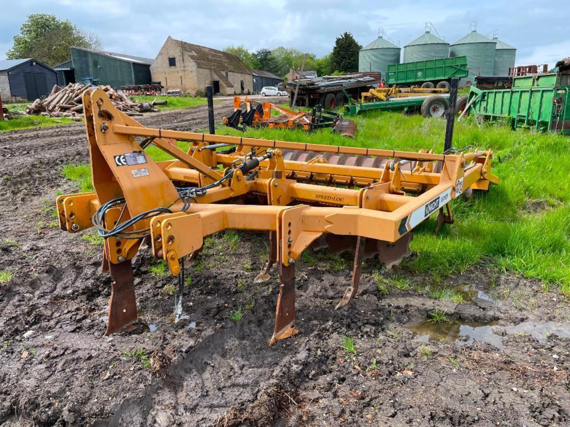 2012 Knight Raven 2.8m cultivator with 3 subsoiler legs, 4 fixed tines, 2 rows discs and rear zonal - Image 2 of 9