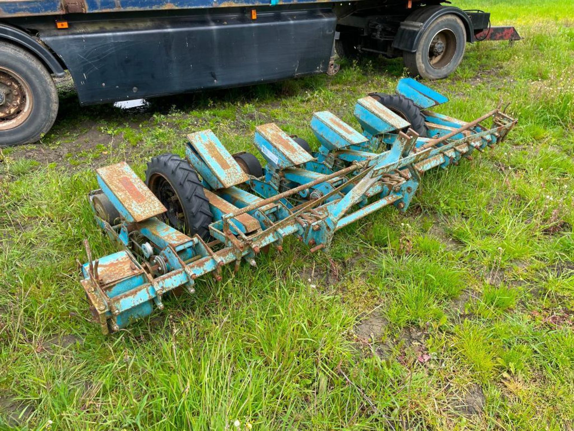 Webb 6 row sugar beet drill - Image 2 of 4