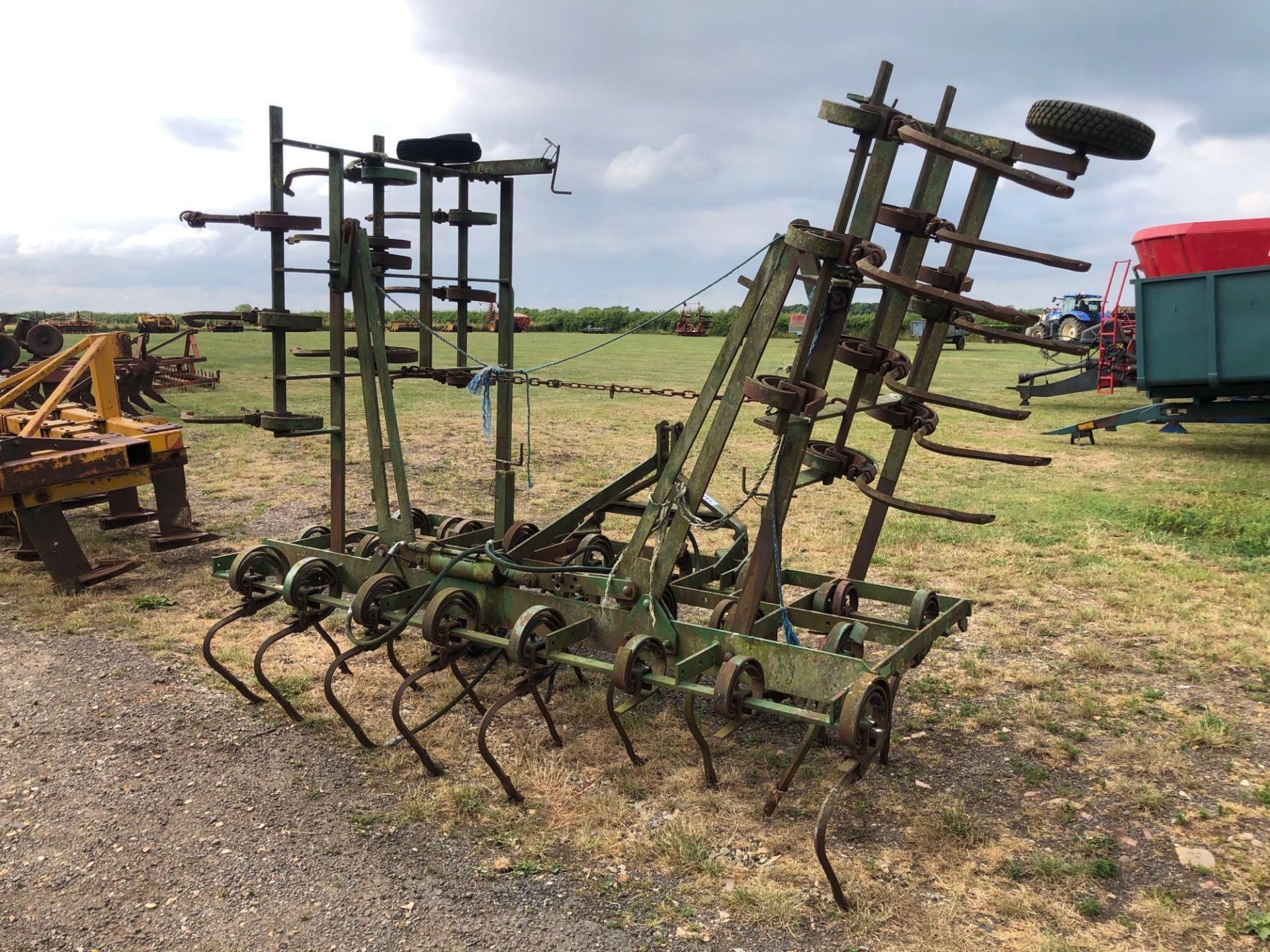 Massey Ferguson 39 16ft hydraulic folding springtine cultivator with depth wheels, linkage mounted. - Image 2 of 3