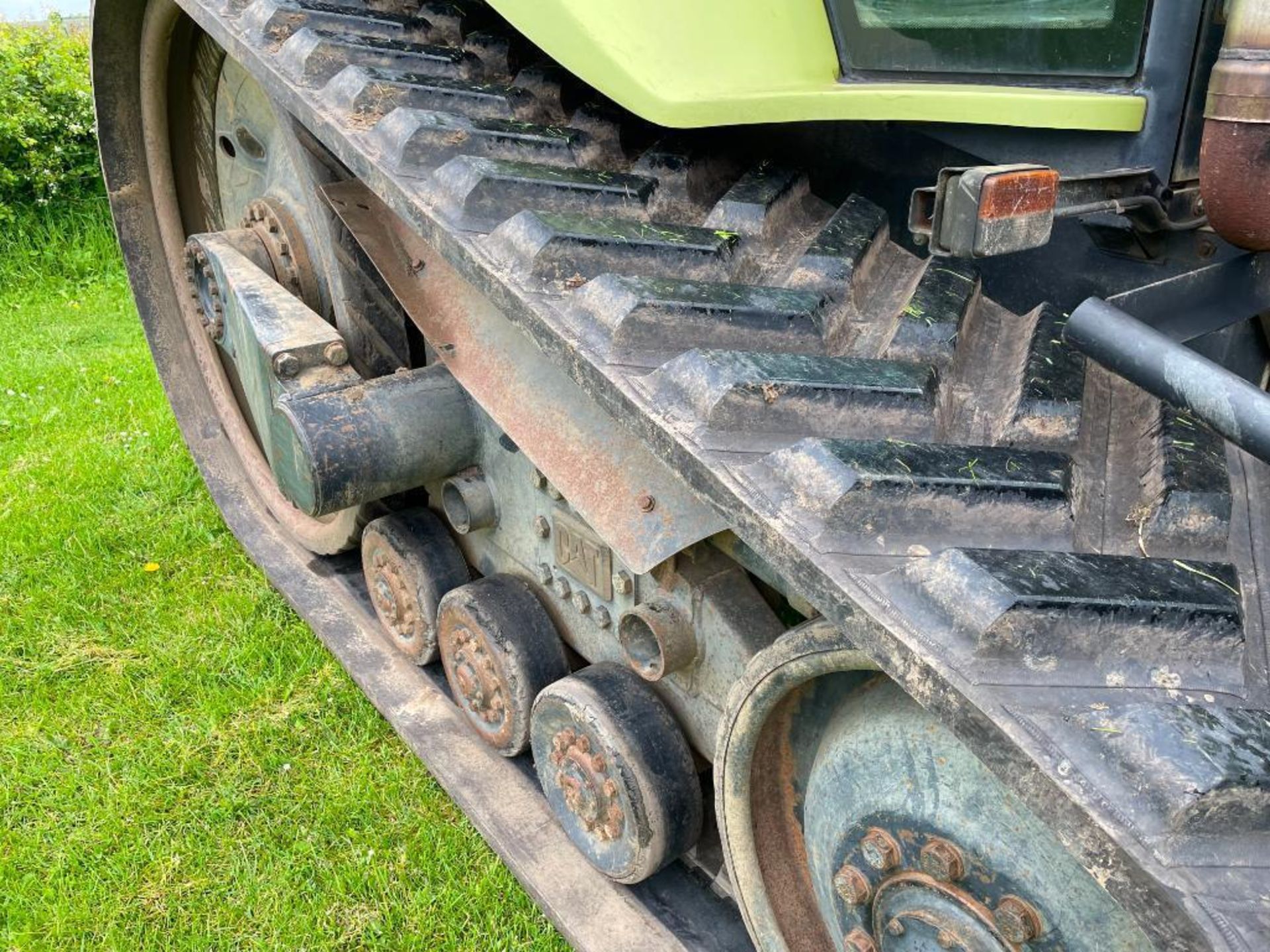 2000 Claas 55 Challenger rubber tracked crawler with 4 manual spools, rear drawbar and 12No 45kg fro - Image 9 of 14