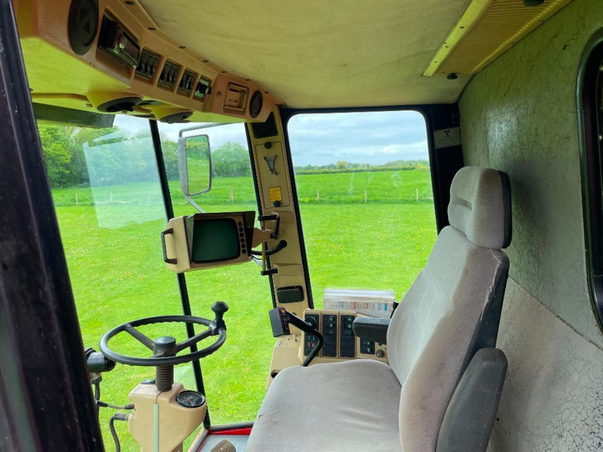 1992 Massey Ferguson 40RS combine harvester with 20ft powerflow header and trolley, datavision scree - Image 11 of 13