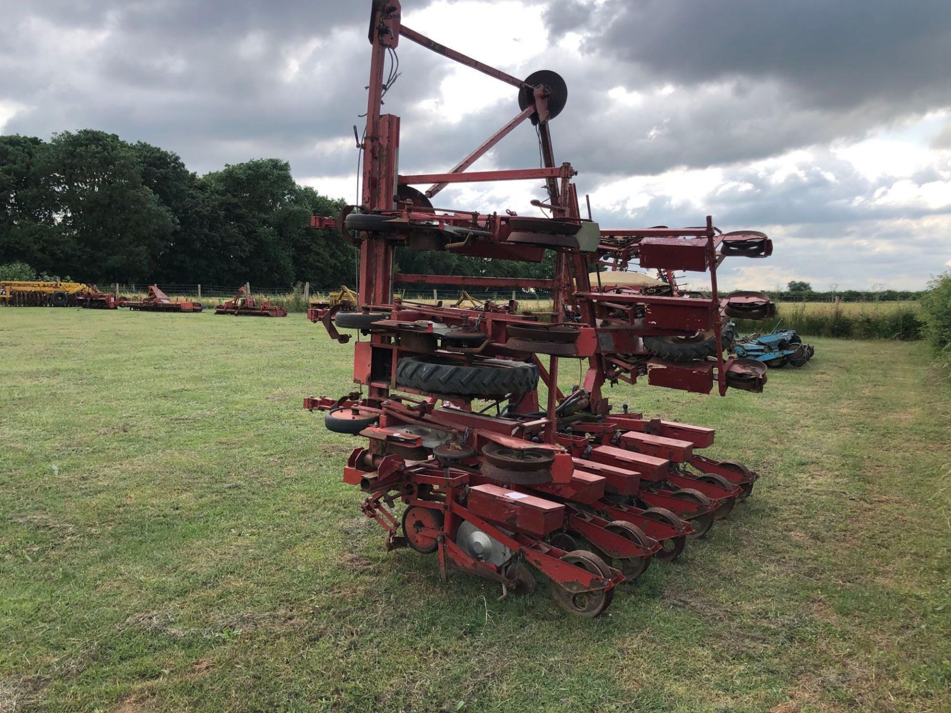 Accord Ferrag 12 row hydraulic folding sugar beet drill, linkage mounted. Serial No: 32033 - Image 3 of 5