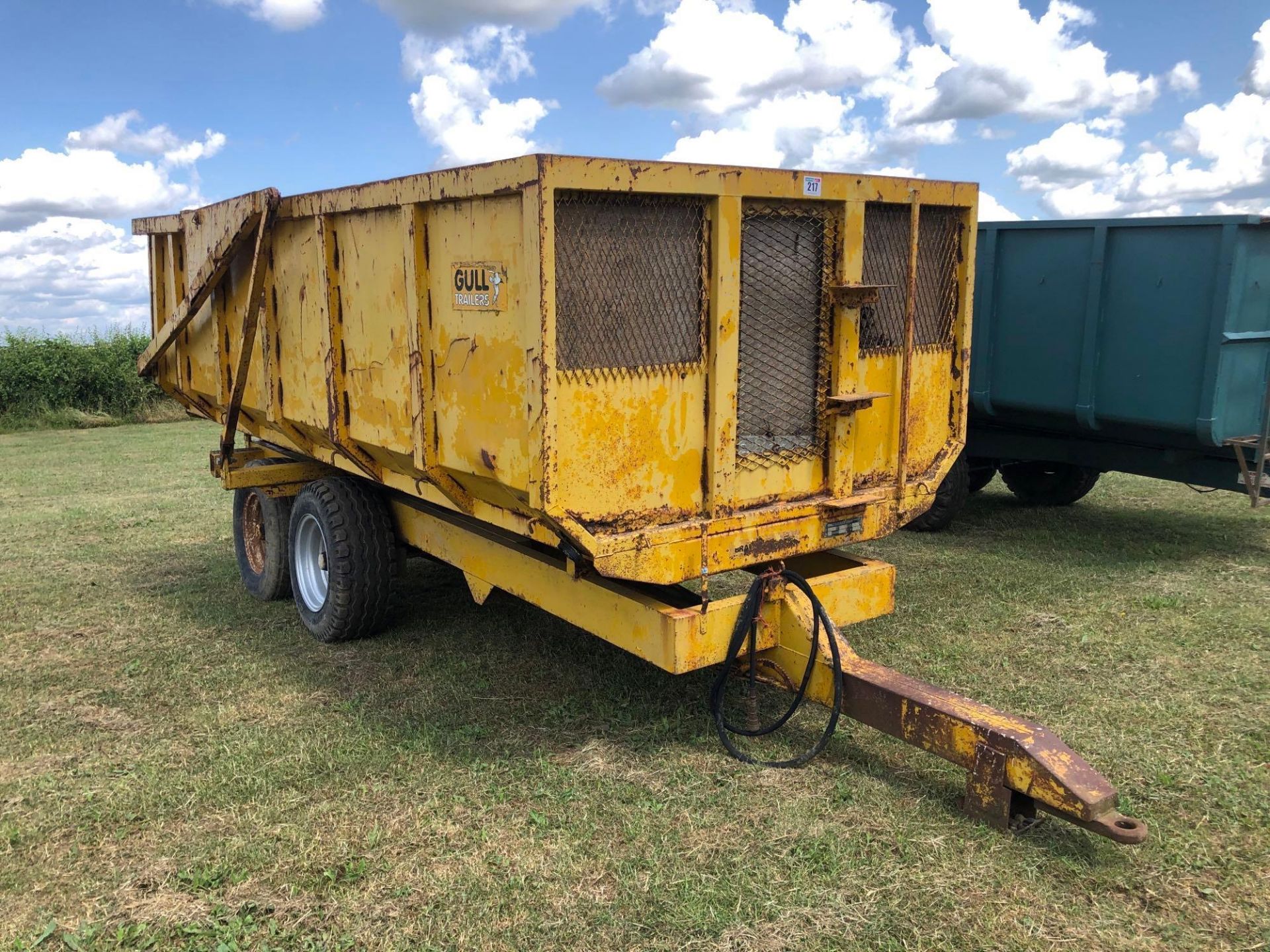 1982 Gull twin axle 12t dump trailer with auto tailgate on 13.0/65R18. Serial No: 2392 - Image 2 of 9