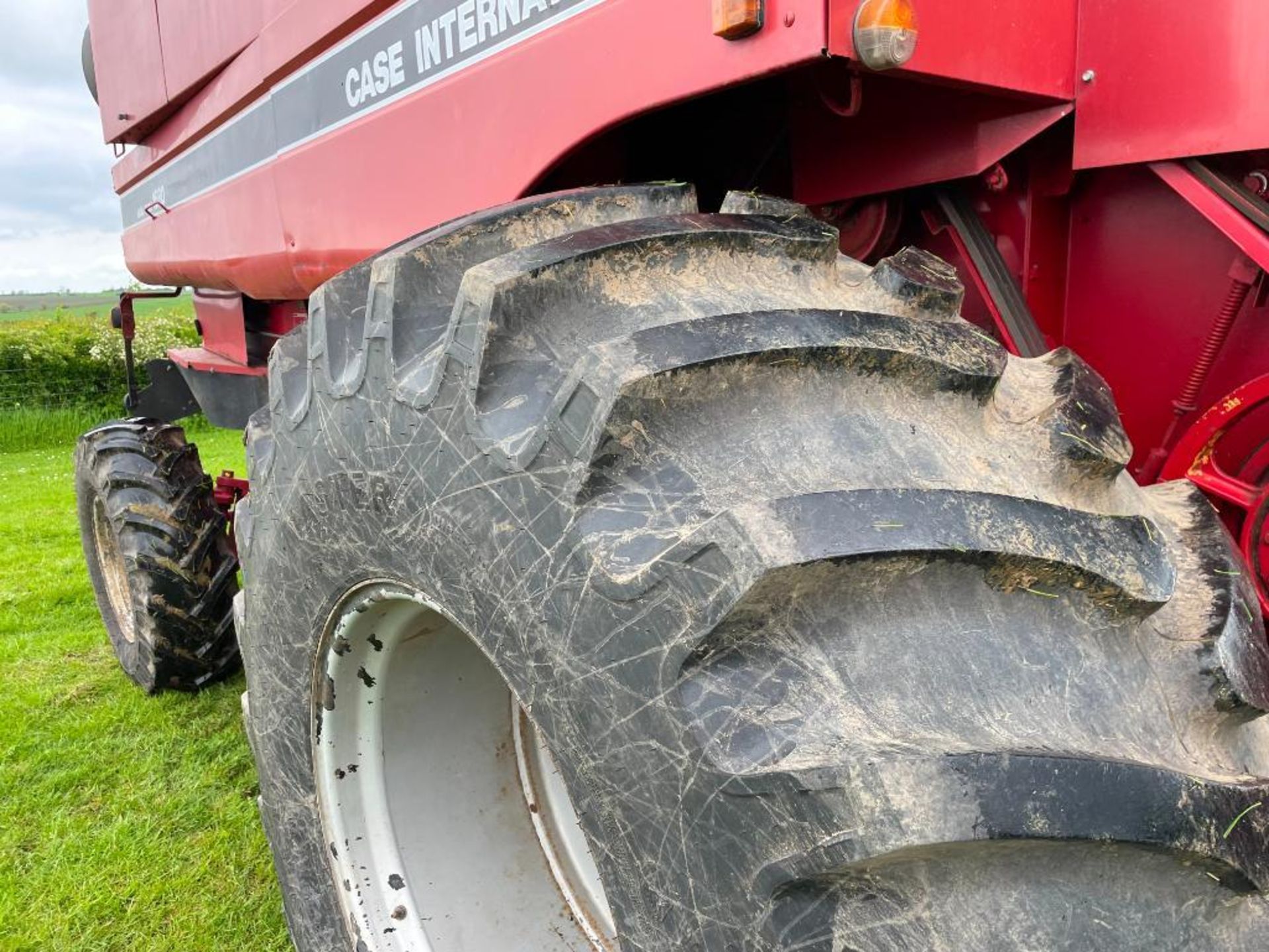 1998 Case 1680 Axial Flow combine harvester with straw chopper, Pro Series 8000 yield monitor and Ca - Image 5 of 16