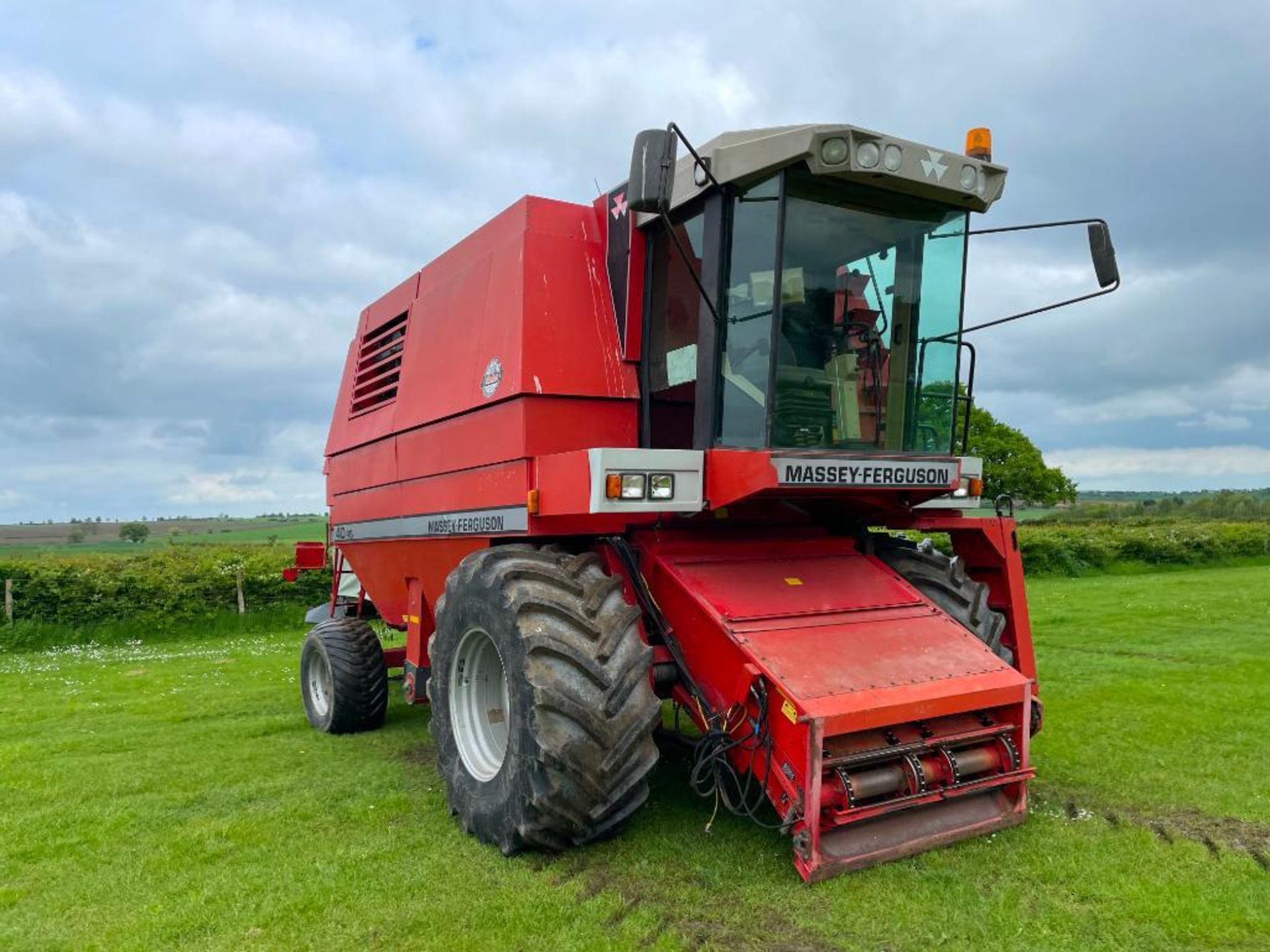 1992 Massey Ferguson 40RS combine harvester with 20ft powerflow header and trolley, datavision scree - Image 9 of 13