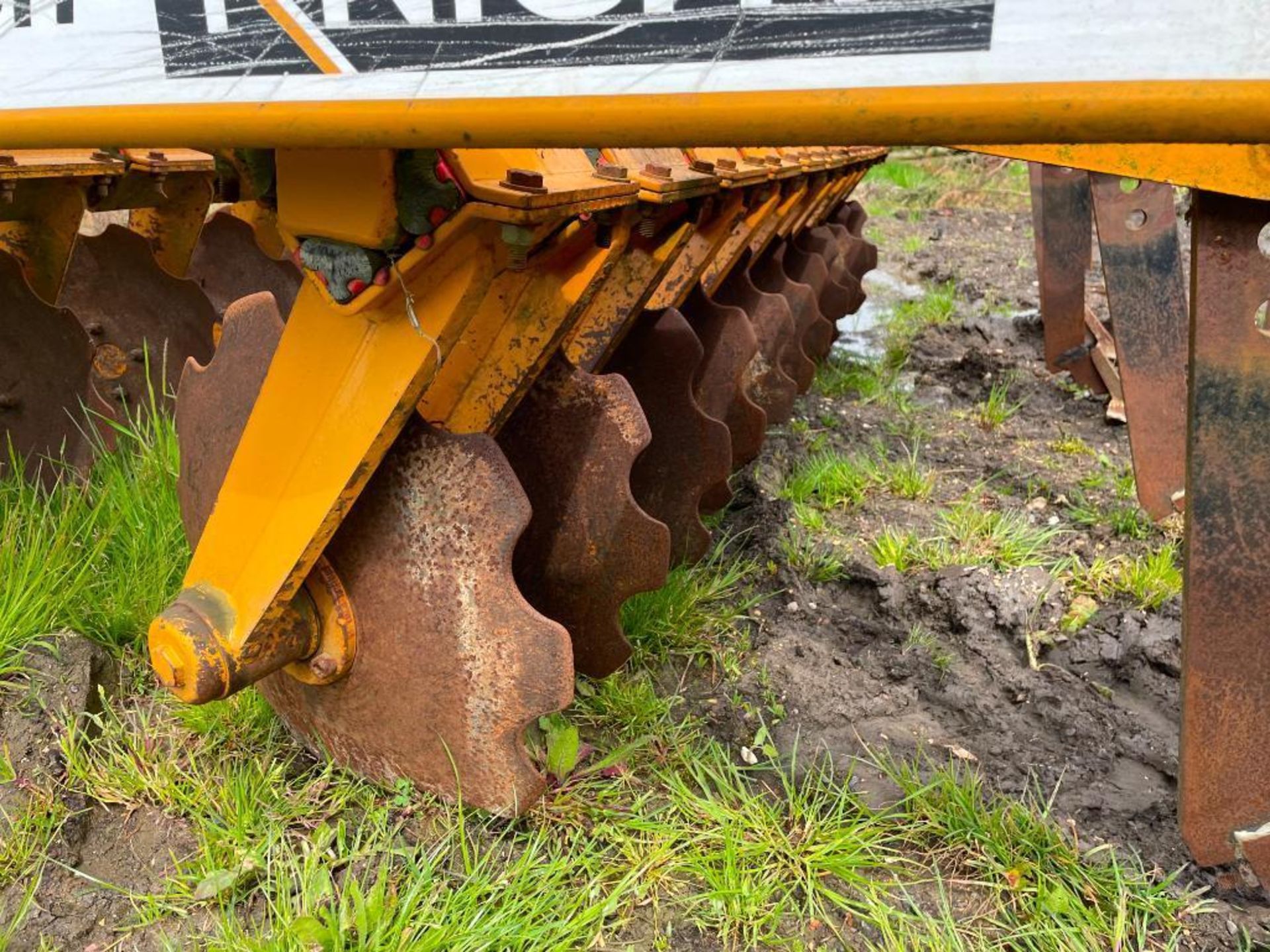 2012 Knight Raven 2.8m cultivator with 3 subsoiler legs, 4 fixed tines, 2 rows discs and rear zonal - Image 5 of 9