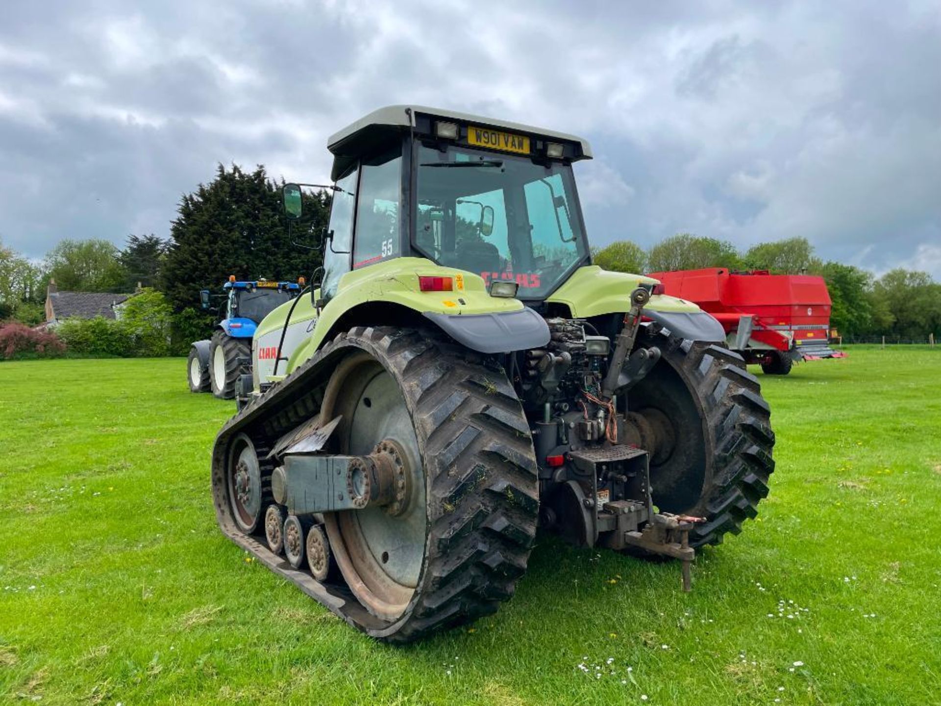 2000 Claas 55 Challenger rubber tracked crawler with 4 manual spools, rear drawbar and 12No 45kg fro - Image 6 of 14