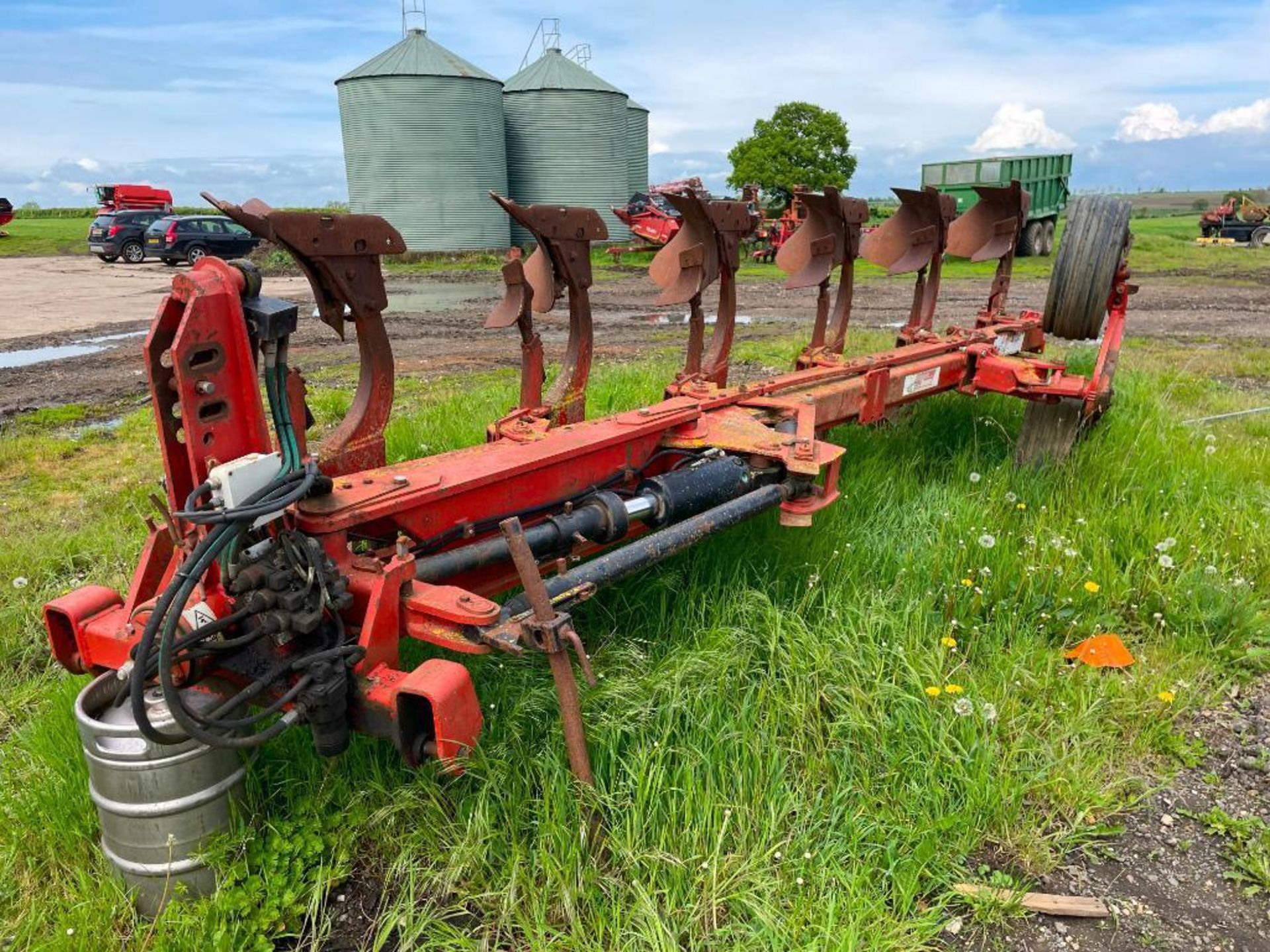 1999 Gregoire Besson 6f (5+1) on land in furrow reversible hydraulic variwidth plough with No8 bodie - Image 9 of 9