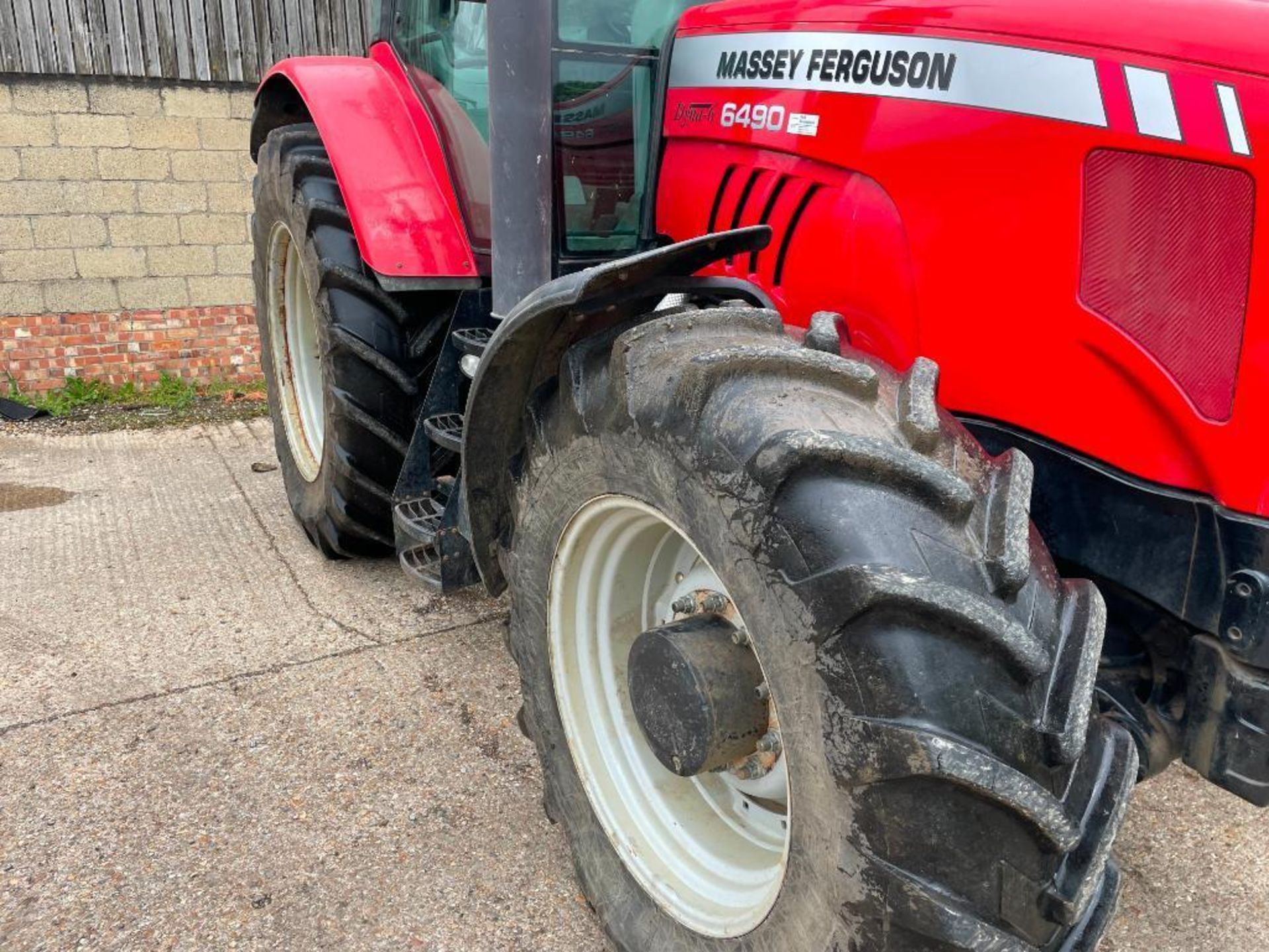 2007 Massey Ferguson 6490 Dyna 6 40Kph 4wd tractor with 3 manual spools and 14No 55kg front wafer we - Image 8 of 17