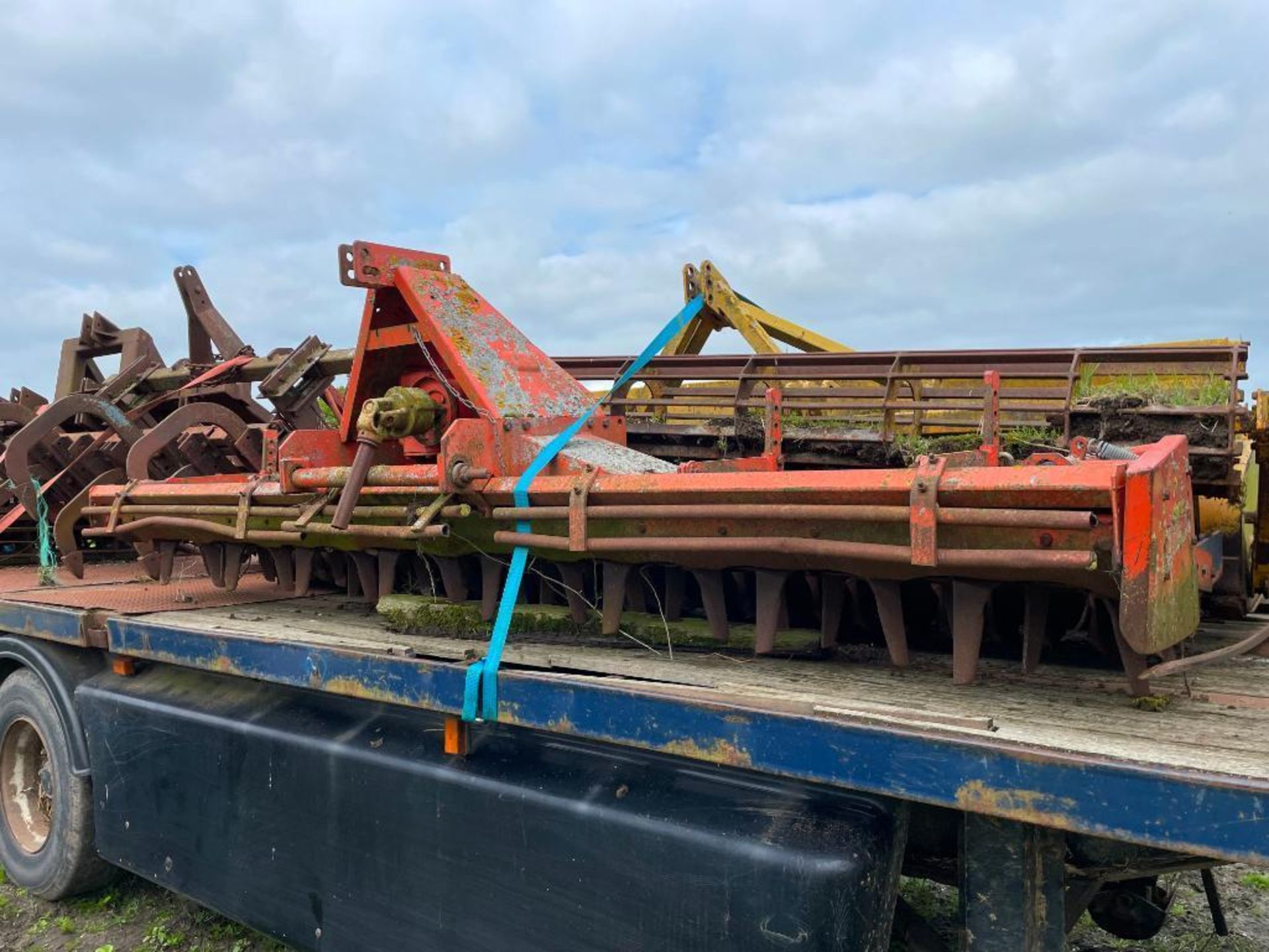 Howard 4m power harrow with rear wavy packer - Image 7 of 7