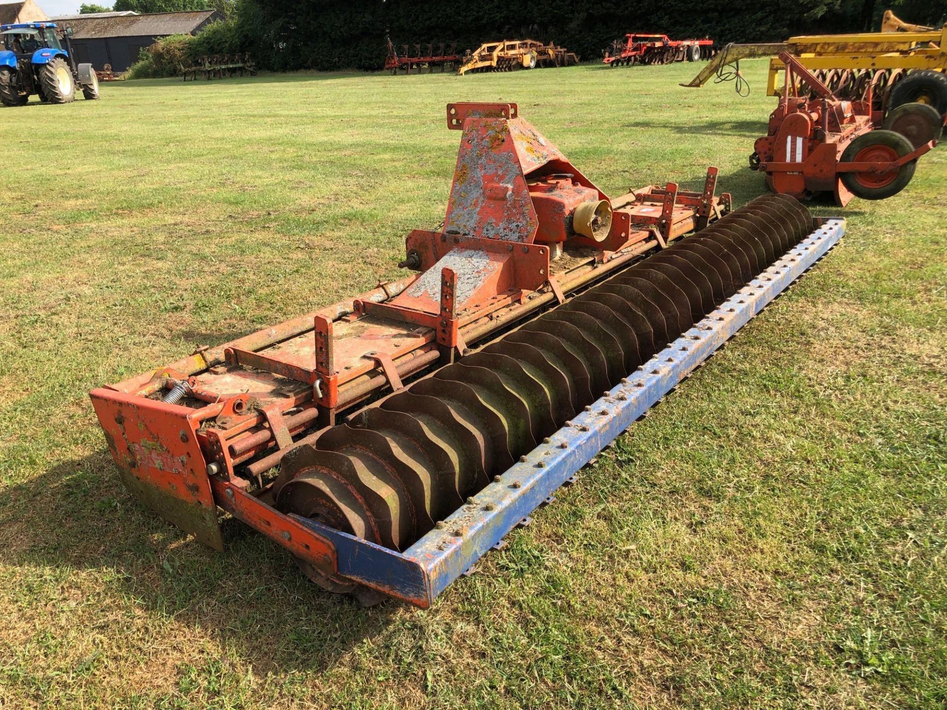 Howard 4m power harrow with rear wavy packer - Image 5 of 7