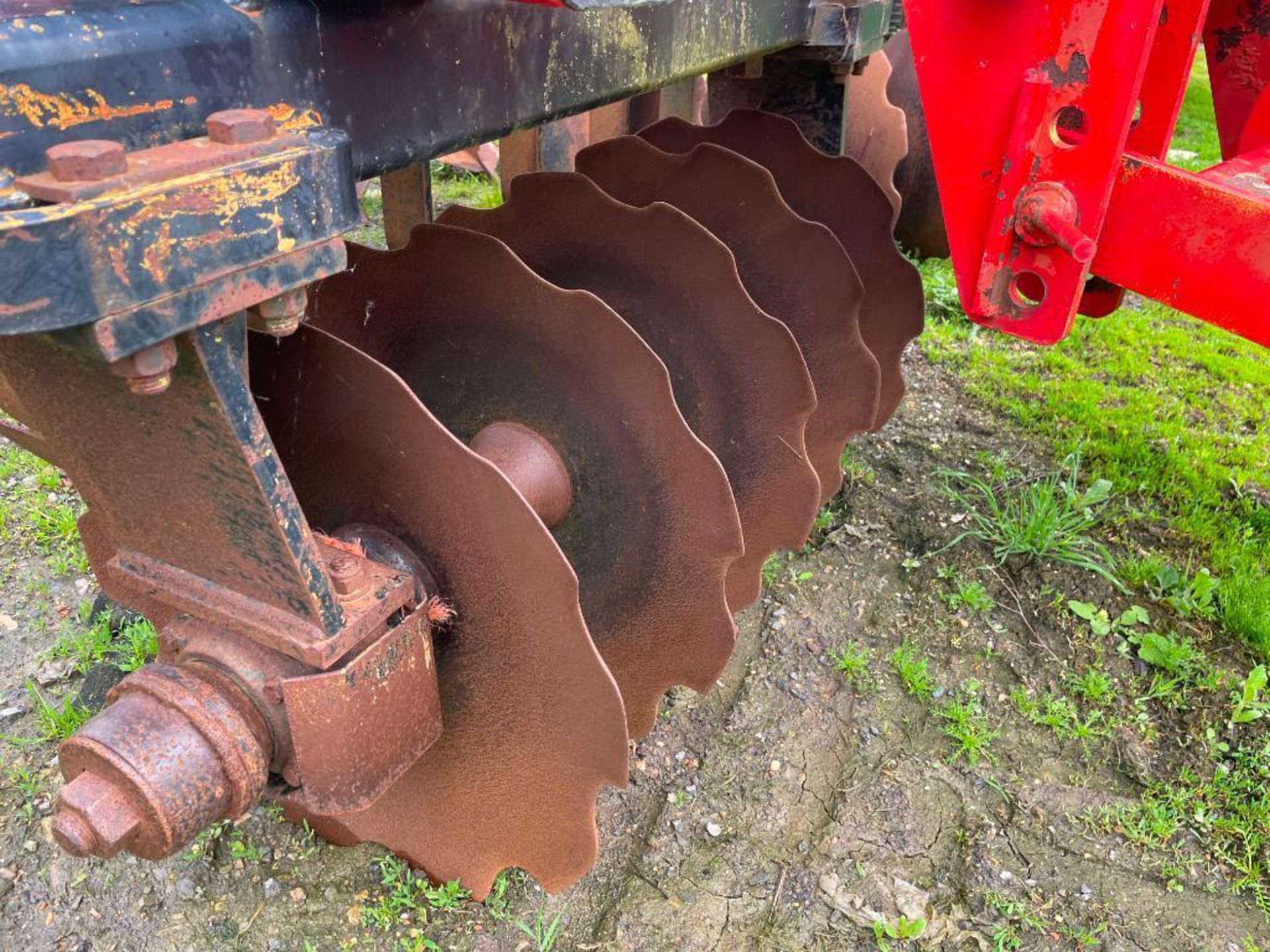 2001 Quivogne TM28 Tinemaster trailed cultivator with 5 auto reset subsoiler legs, front and rear di - Image 6 of 10