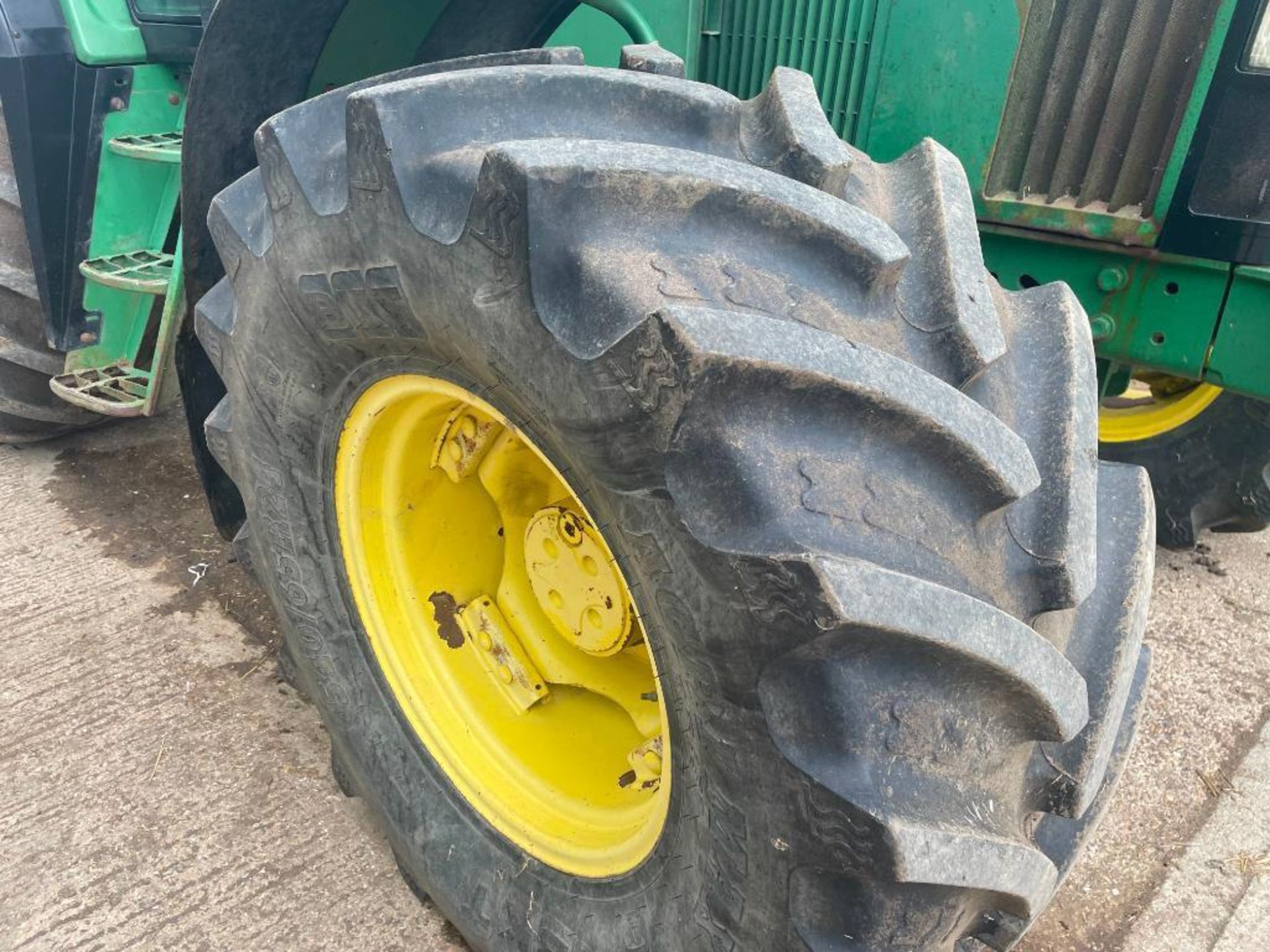 1996 John Deere 6600 Powerquad 4wd tractor with 3 manual spools and PUH on 540/65R24 front and 600/6 - Image 5 of 12