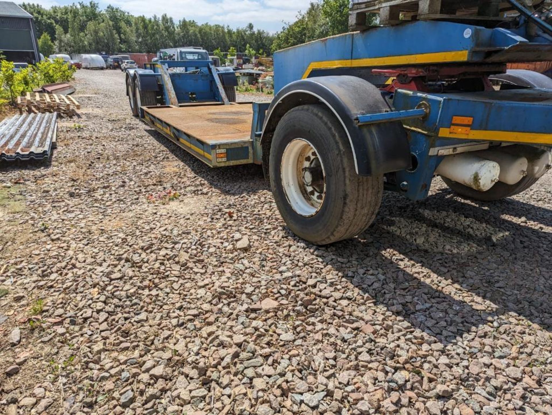 6 wheel low loader with 5th wheel, side load step frame - Image 2 of 10