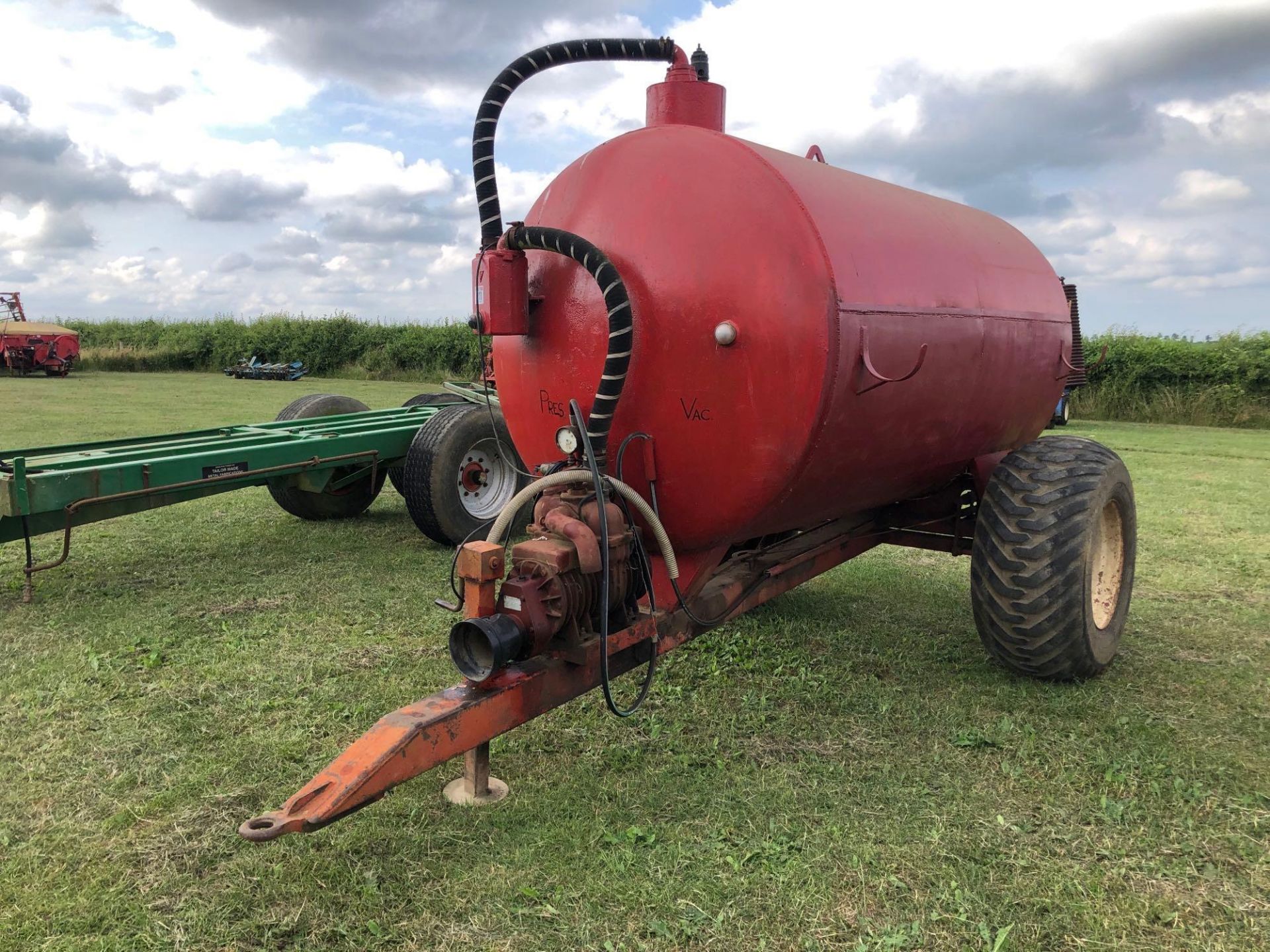 Slurry tank 5000l with suction hose and rear splash plate