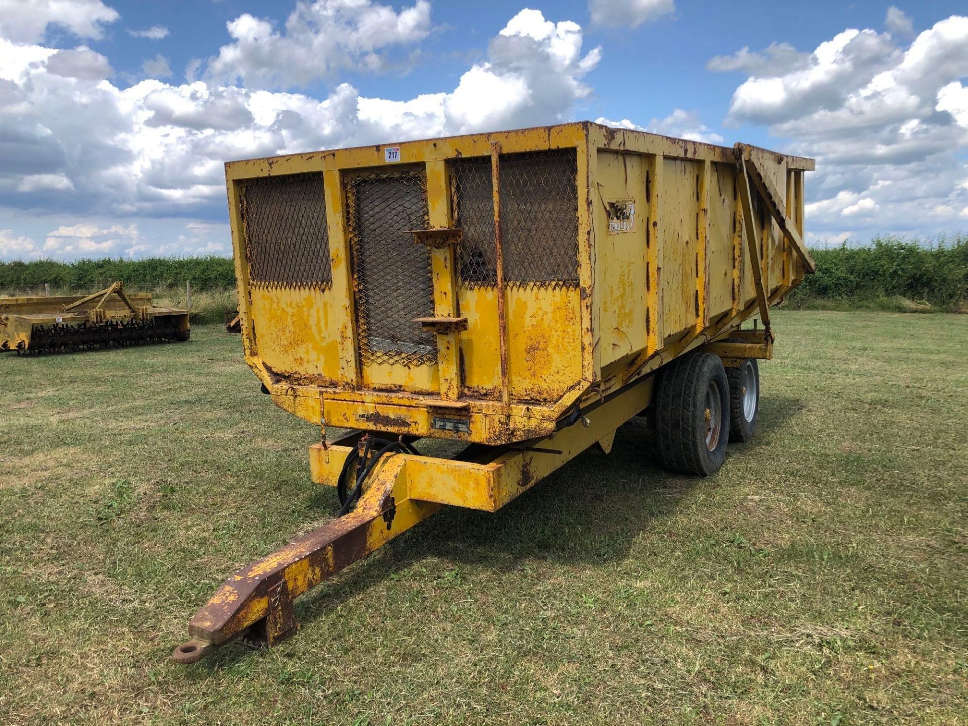 1982 Gull twin axle 12t dump trailer with auto tailgate on 13.0/65R18. Serial No: 2392
