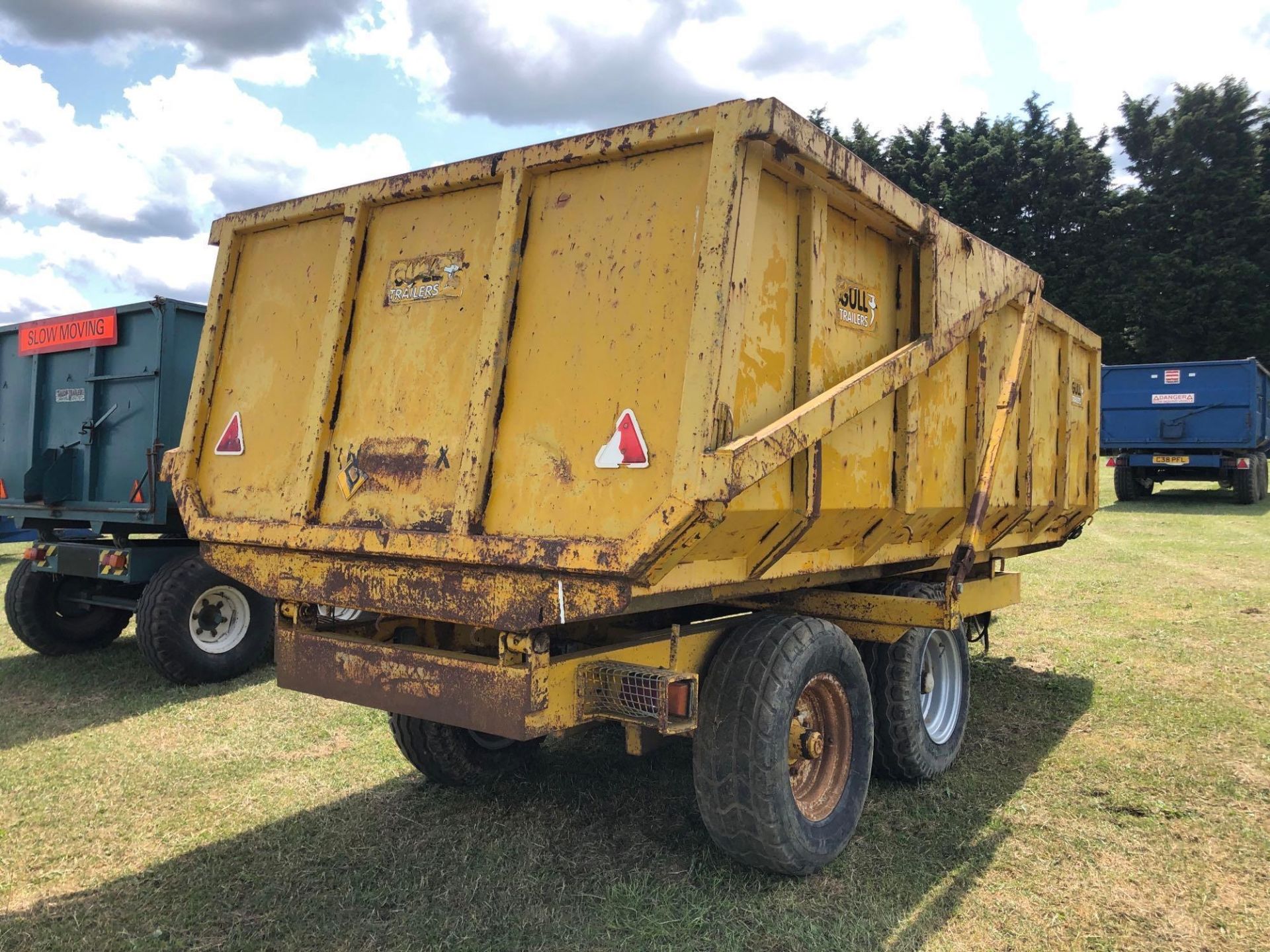 1982 Gull twin axle 12t dump trailer with auto tailgate on 13.0/65R18. Serial No: 2392 - Image 3 of 9