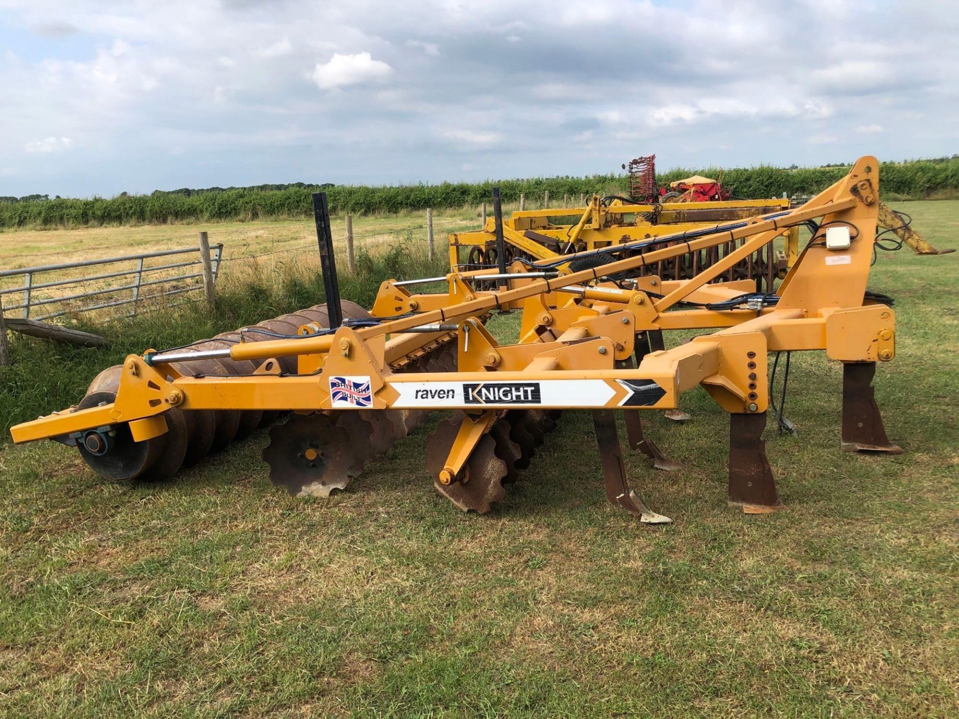 2012 Knight Raven 2.8m cultivator with 3 subsoiler legs, 4 fixed tines, 2 rows discs and rear zonal - Image 9 of 9