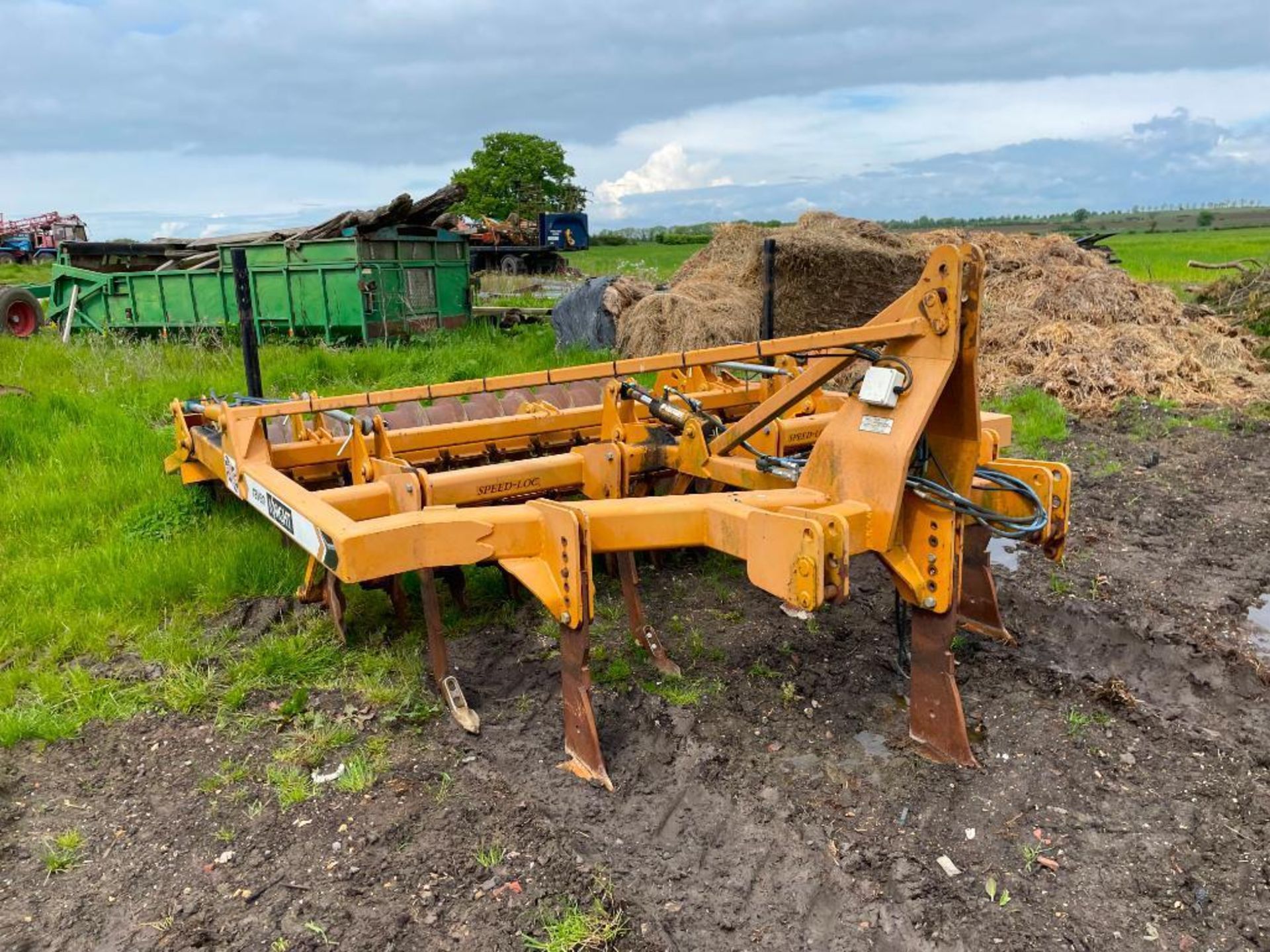 2012 Knight Raven 2.8m cultivator with 3 subsoiler legs, 4 fixed tines, 2 rows discs and rear zonal - Image 3 of 9