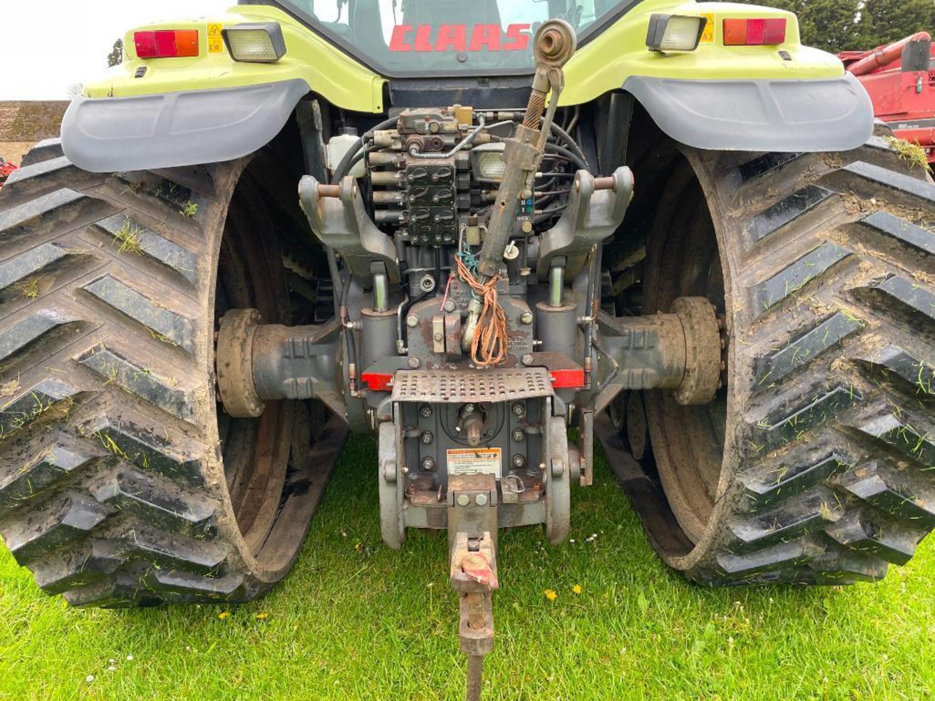 2000 Claas 55 Challenger rubber tracked crawler with 4 manual spools, rear drawbar and 12No 45kg fro - Image 10 of 14