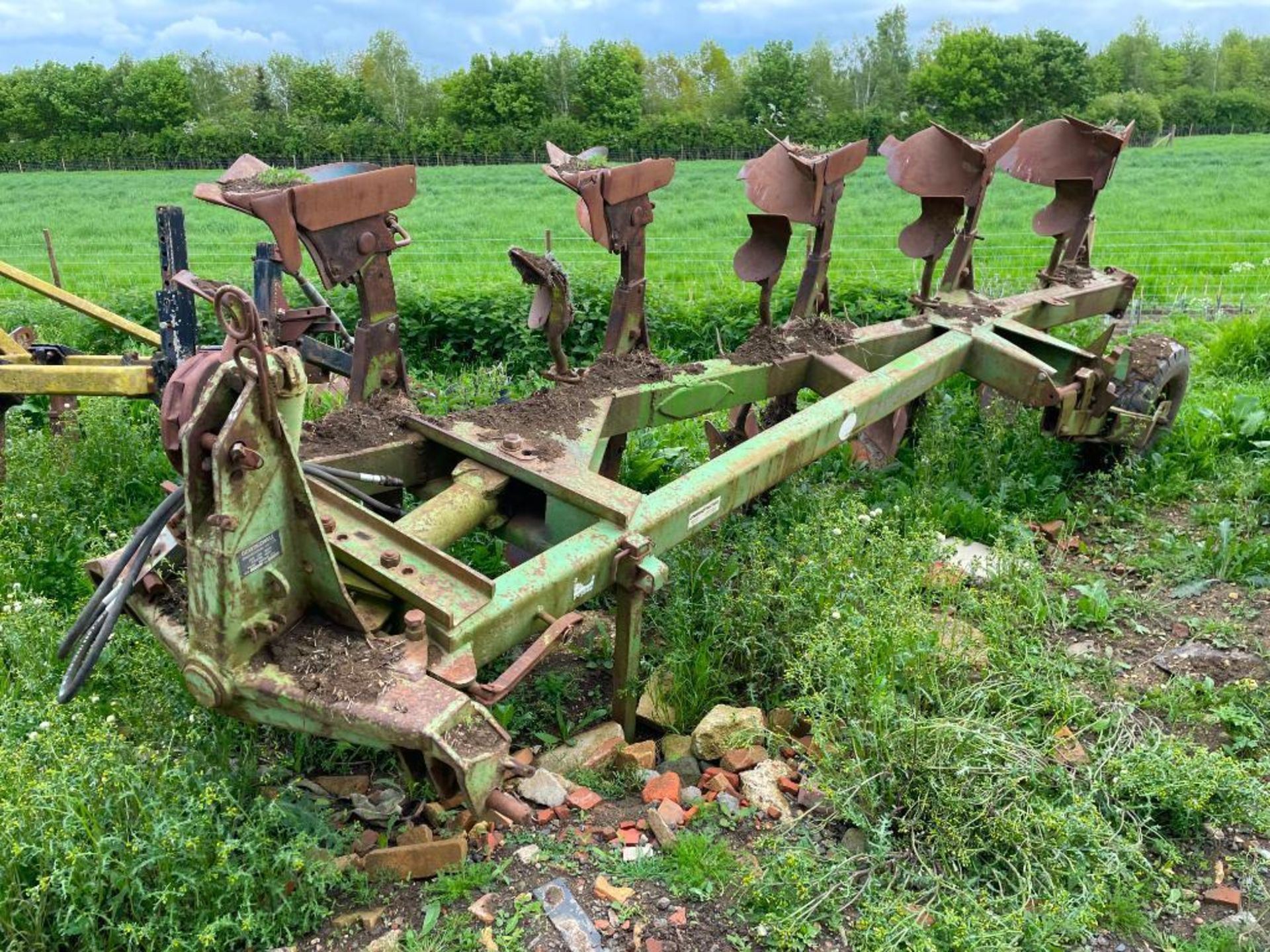 Dowdeswell DP7E 5f reversible plough with land wheel. Serial No: 414341039 - Image 3 of 4