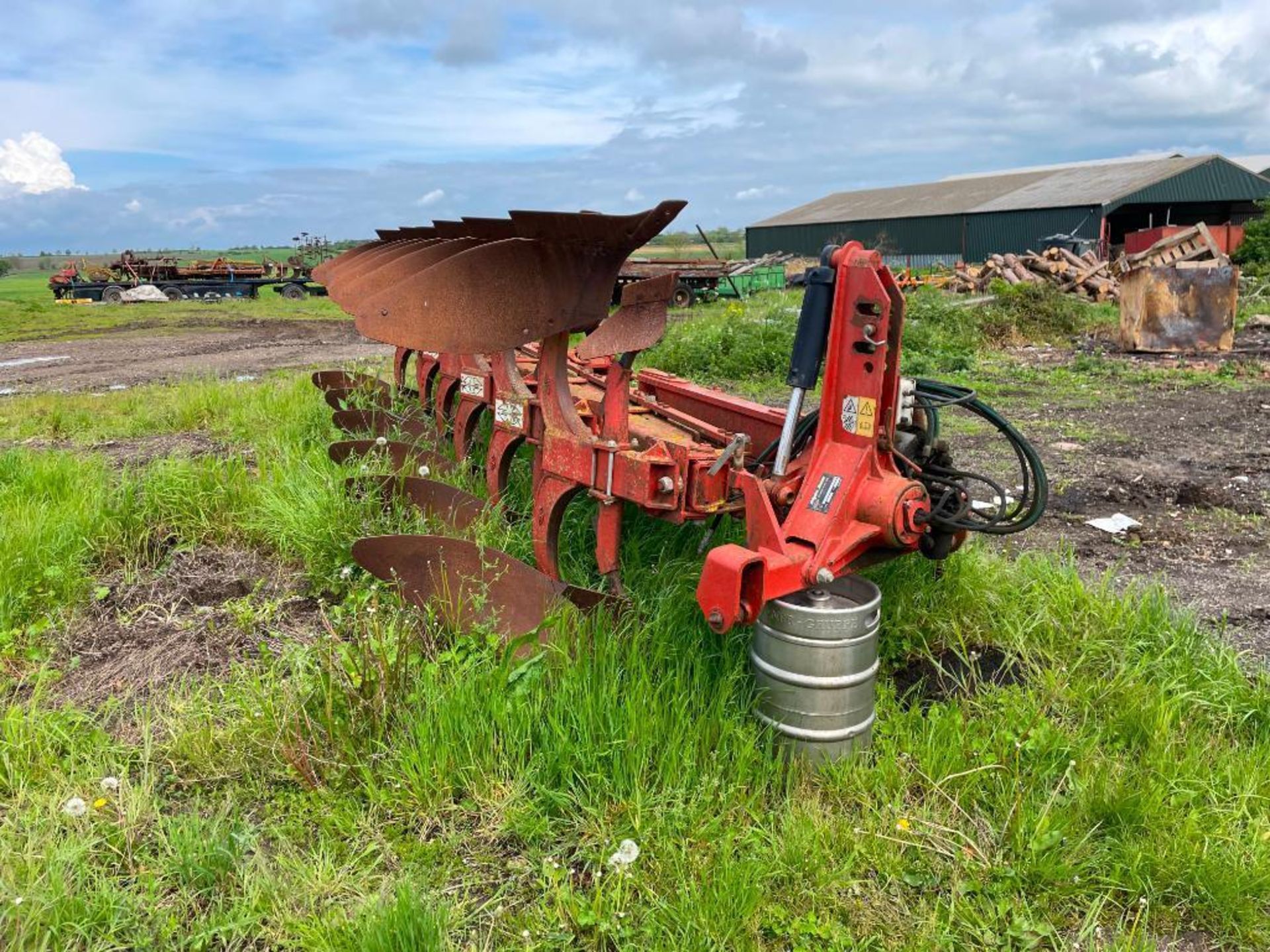 1999 Gregoire Besson 6f (5+1) on land in furrow reversible hydraulic variwidth plough with No8 bodie - Image 6 of 9