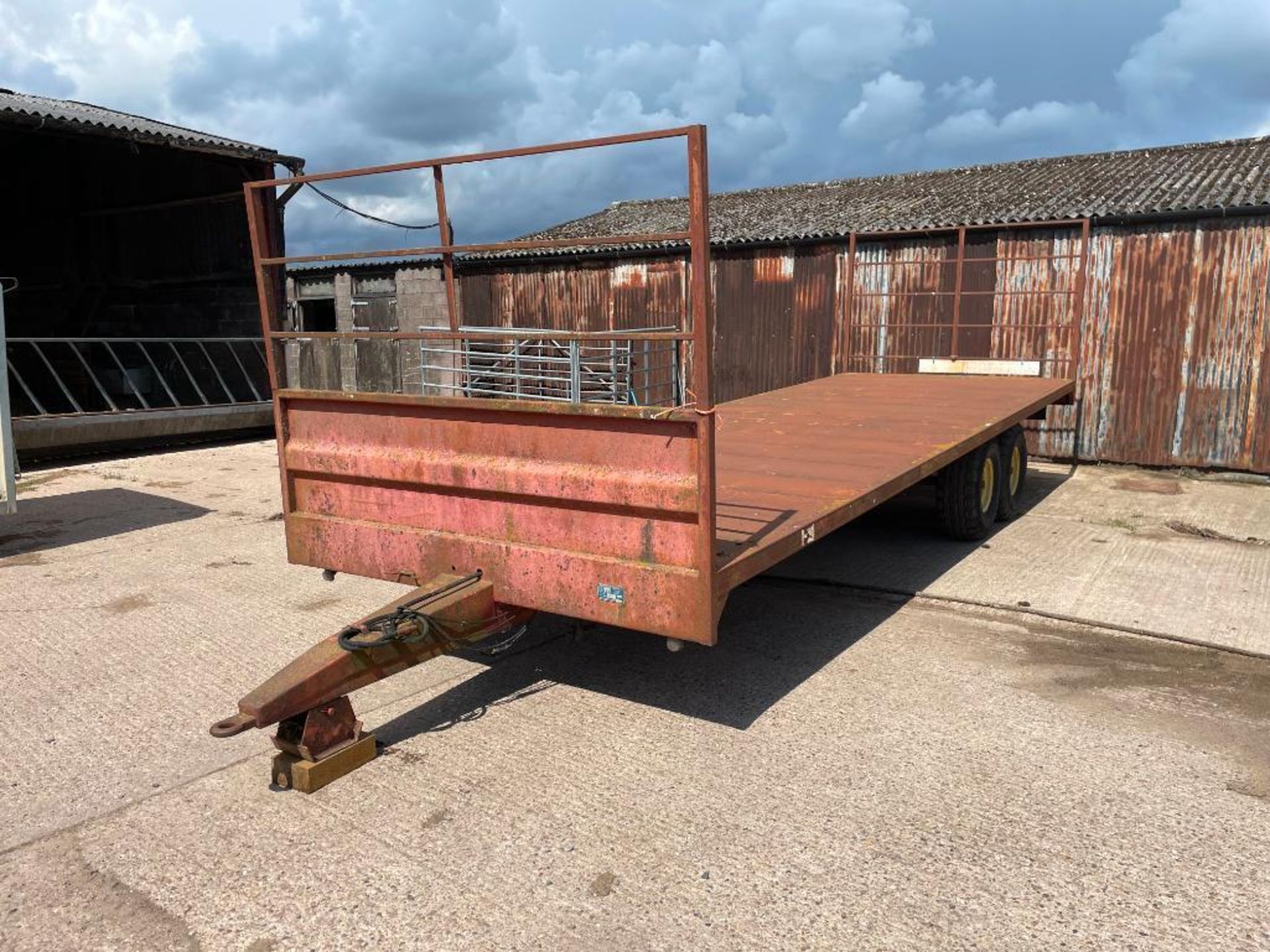 1989 Marshall BC25 bale trailer with metal floor, front and rear raves, twin axle on 12.5/80-15.3 wh - Image 3 of 8