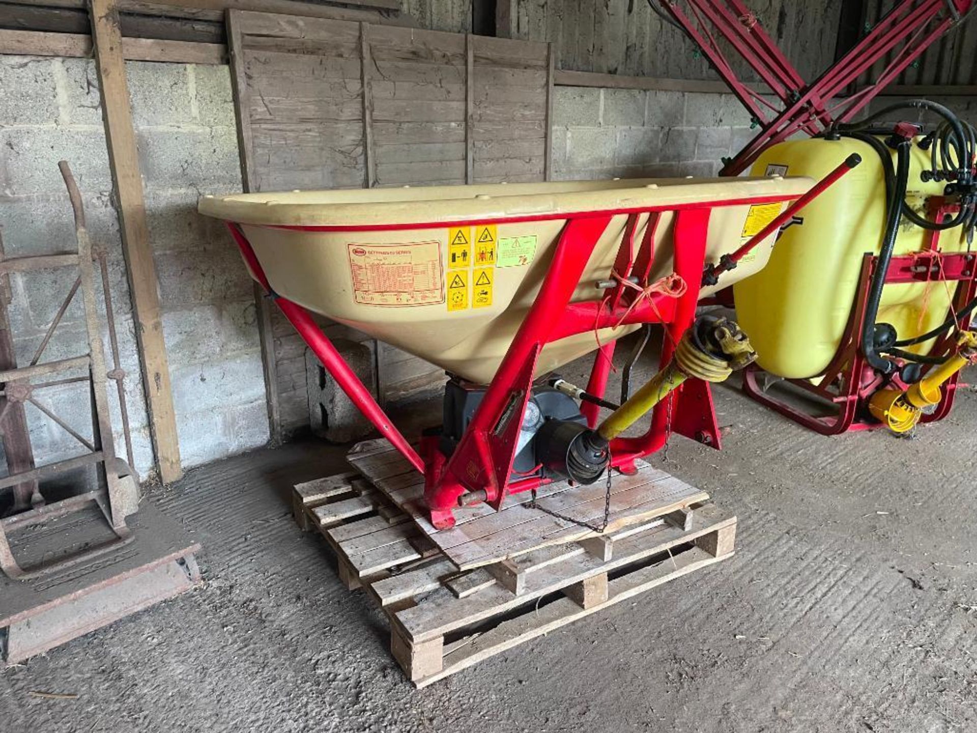 Vicon fertiliser spreader, wagtail. Serial No: 76115-3187 NB: Manual in Office - Image 4 of 9