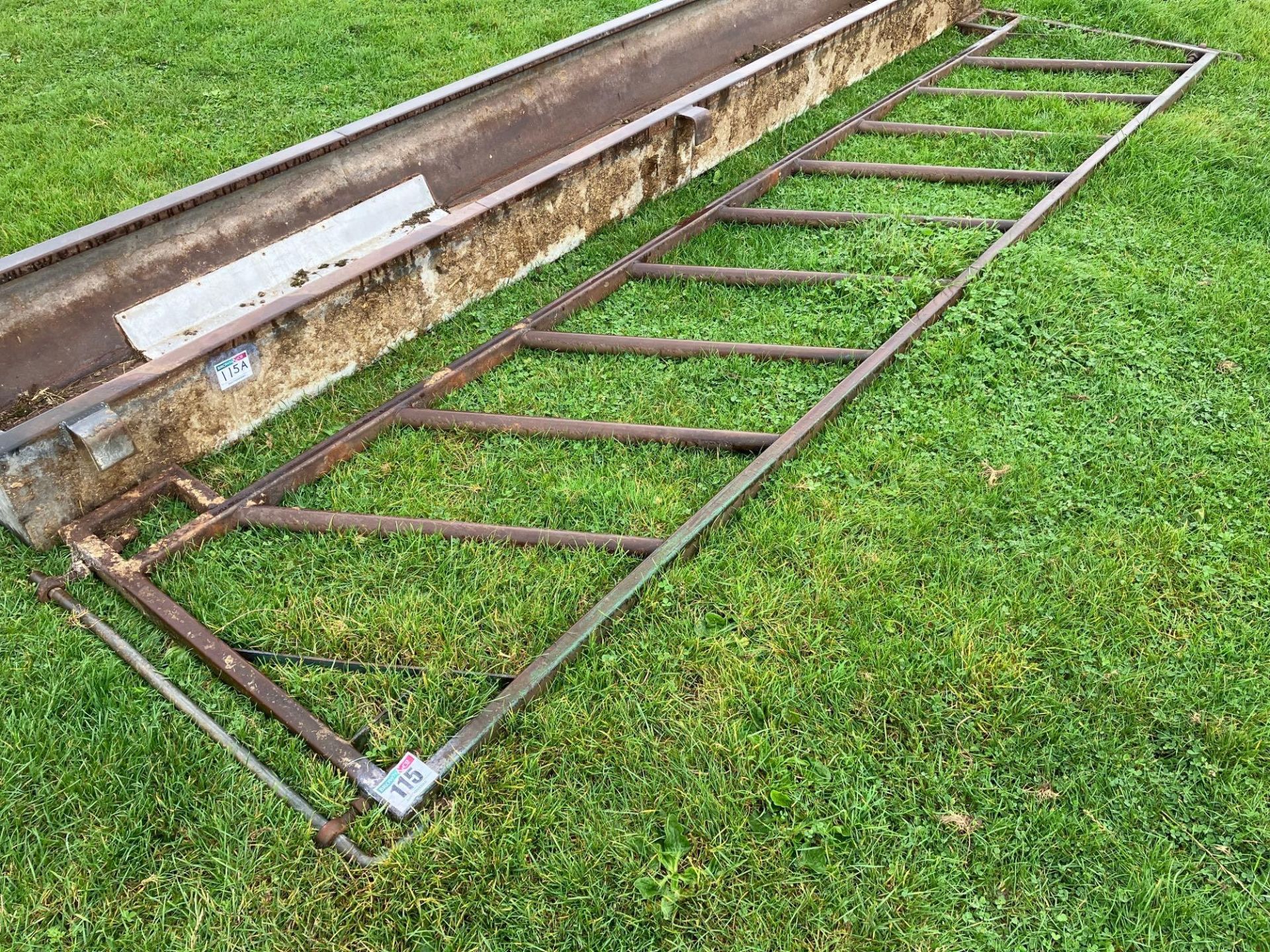 Diagonal 14ft feed barrier. NB Trough not included