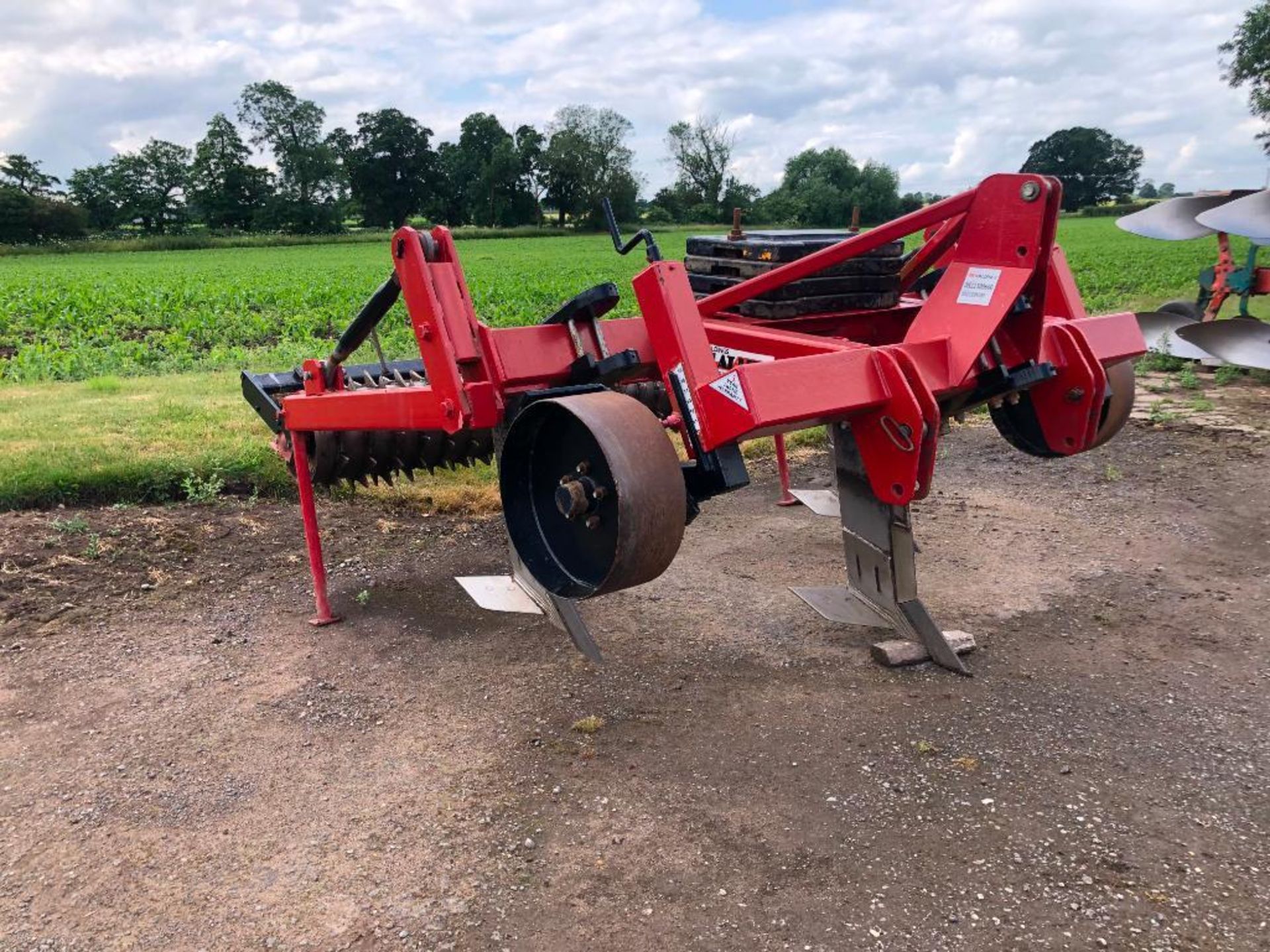 Spaldings 90/150 3 leg sub soiler with depth wheels, rear tooth packer, linkage mounted - Image 3 of 19