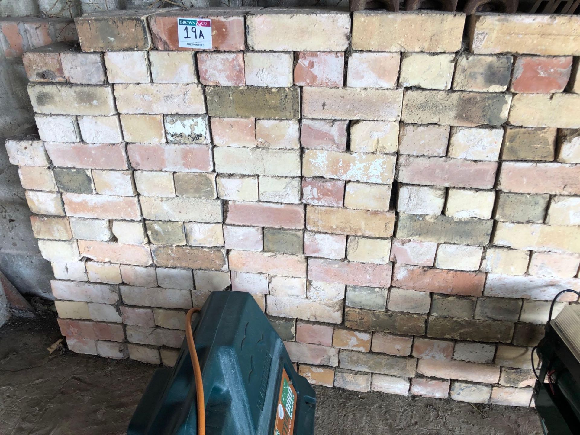 Quantity loose decorative bricks