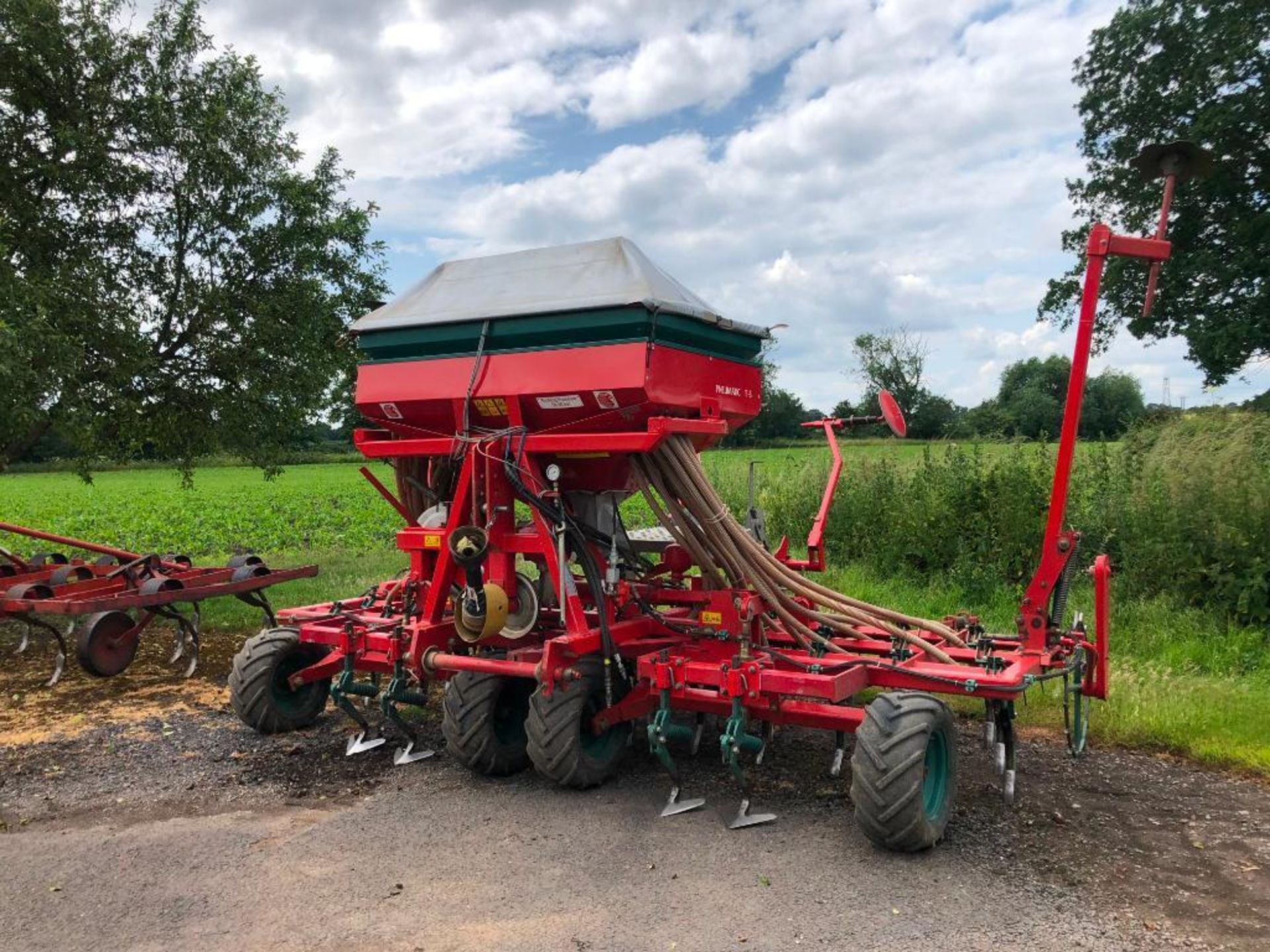 2001 Kverneland Accord TS 4m pneumatic tine drill c/w tramline eradicators, pre-emergence markers, b - Image 4 of 26