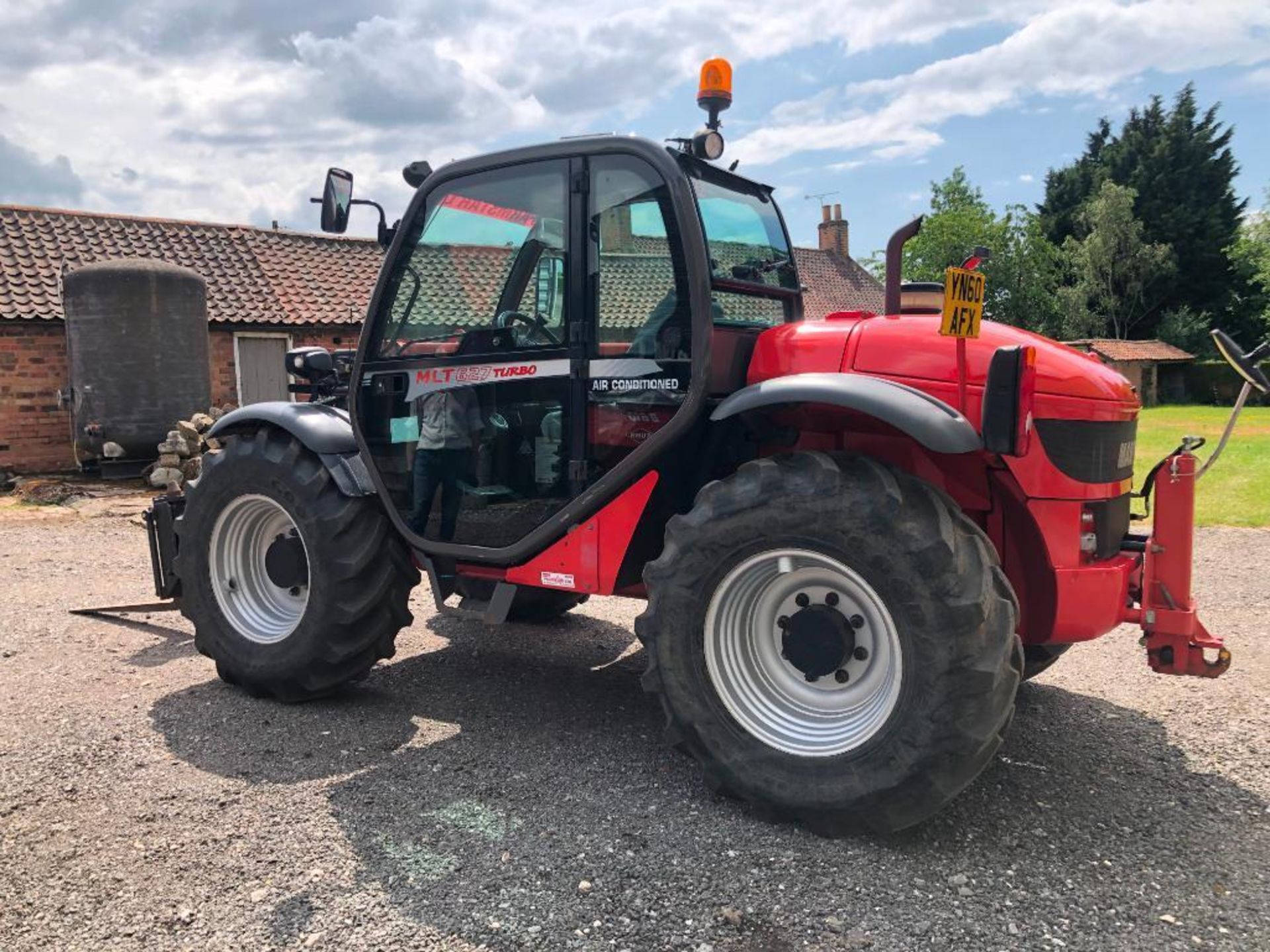 2010 Manitou MLT627 Turbo materials handler c/w air conditioned cab, pick up hitch, pin and cone hea - Image 23 of 47