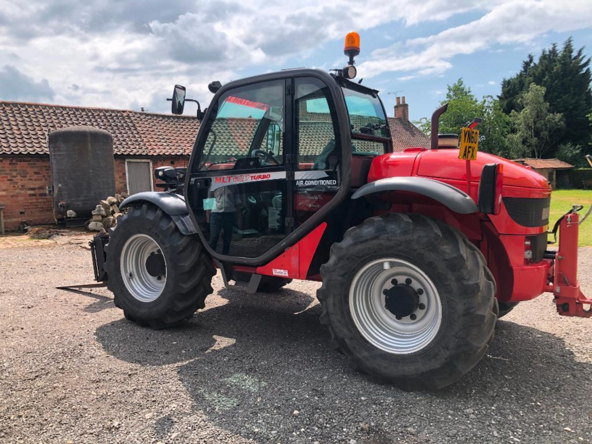 2010 Manitou MLT627 Turbo materials handler c/w air conditioned cab, pick up hitch, pin and cone hea - Image 22 of 47