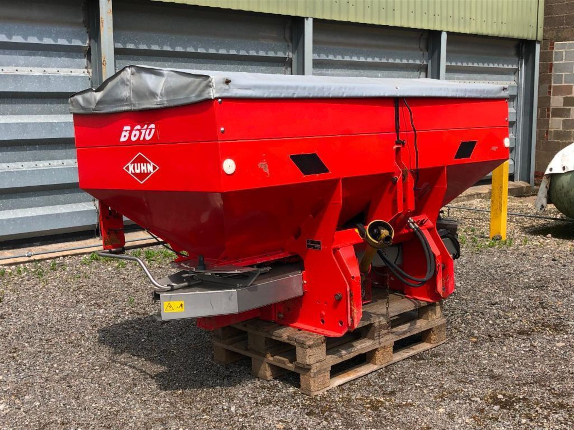 1997 Kuhn MDS 1141 20m twin disc fertiliser spreader with B610 hopper extension, comes with addition - Image 2 of 12