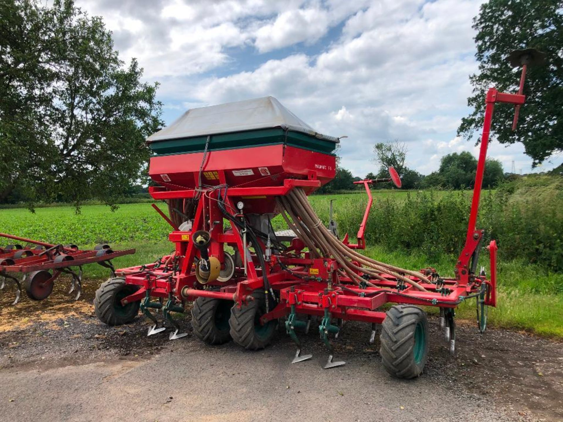 2001 Kverneland Accord TS 4m pneumatic tine drill c/w tramline eradicators, pre-emergence markers, b - Image 5 of 26