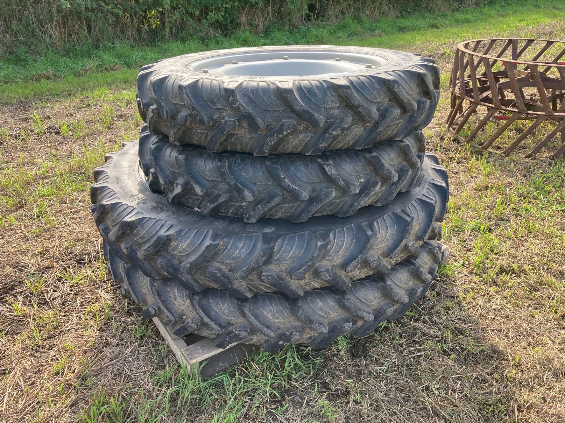 Set Taurus 270/95R32 front and 270/95R48 rear row crop wheels and tyres suited to a Massey Ferguson