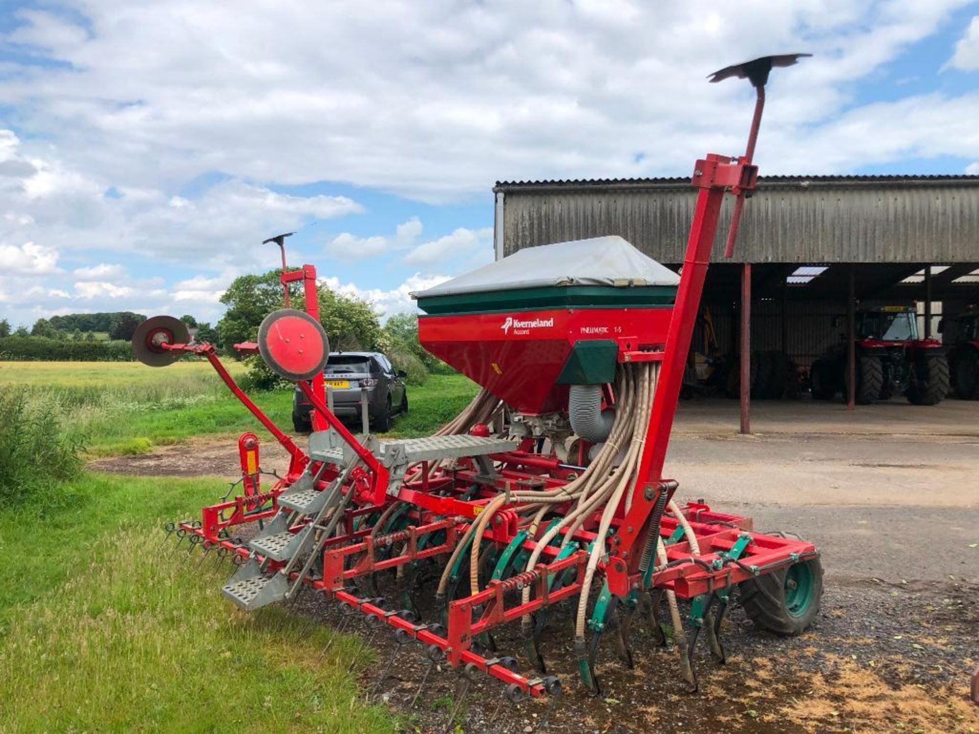 2001 Kverneland Accord TS 4m pneumatic tine drill c/w tramline eradicators, pre-emergence markers, b - Image 14 of 26