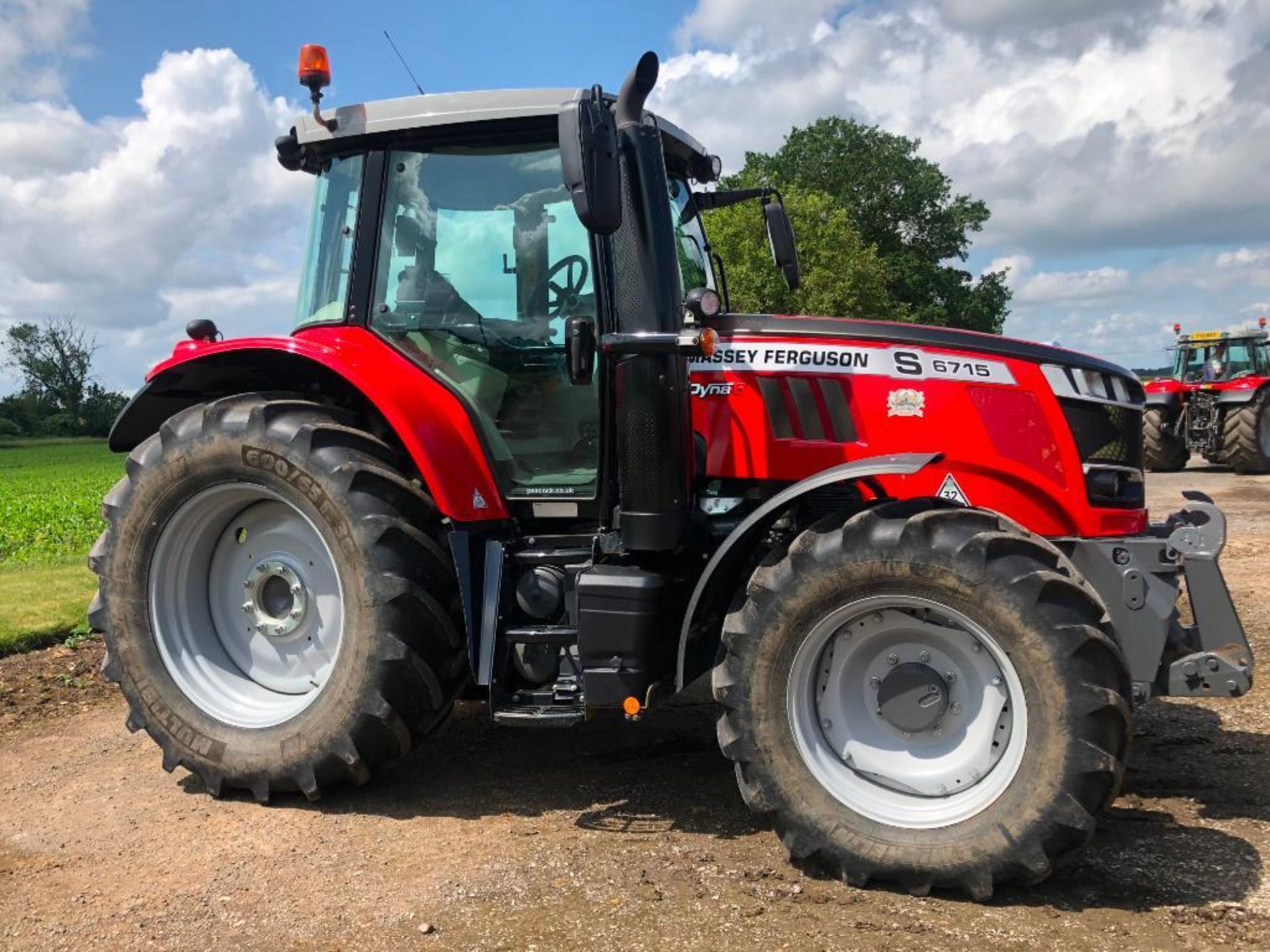 2019 Massey Ferguson 6715 S Dyna 6 50kph 4wd tractor c/w 3 manual spools, front linkage, air brakes, - Image 14 of 41