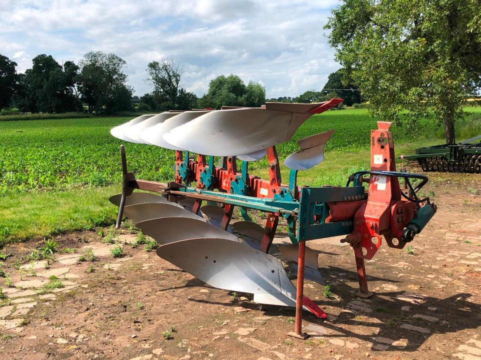 Kverneland LD100 4f (3f+1f) reversible plough with skimmers, manual vari-width with press arm and de - Image 12 of 14