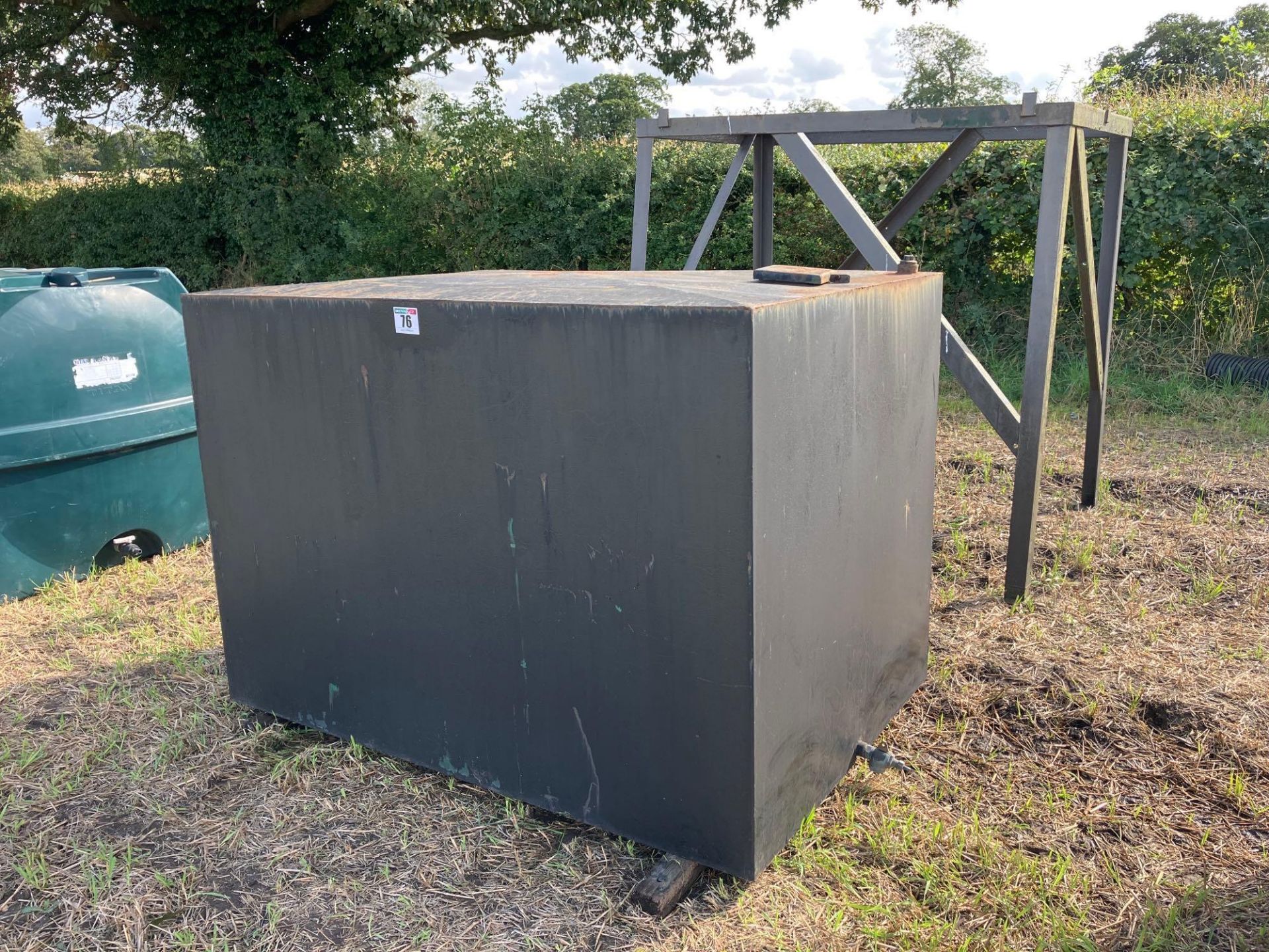 600gal metal fuel tank with stand - Image 2 of 2