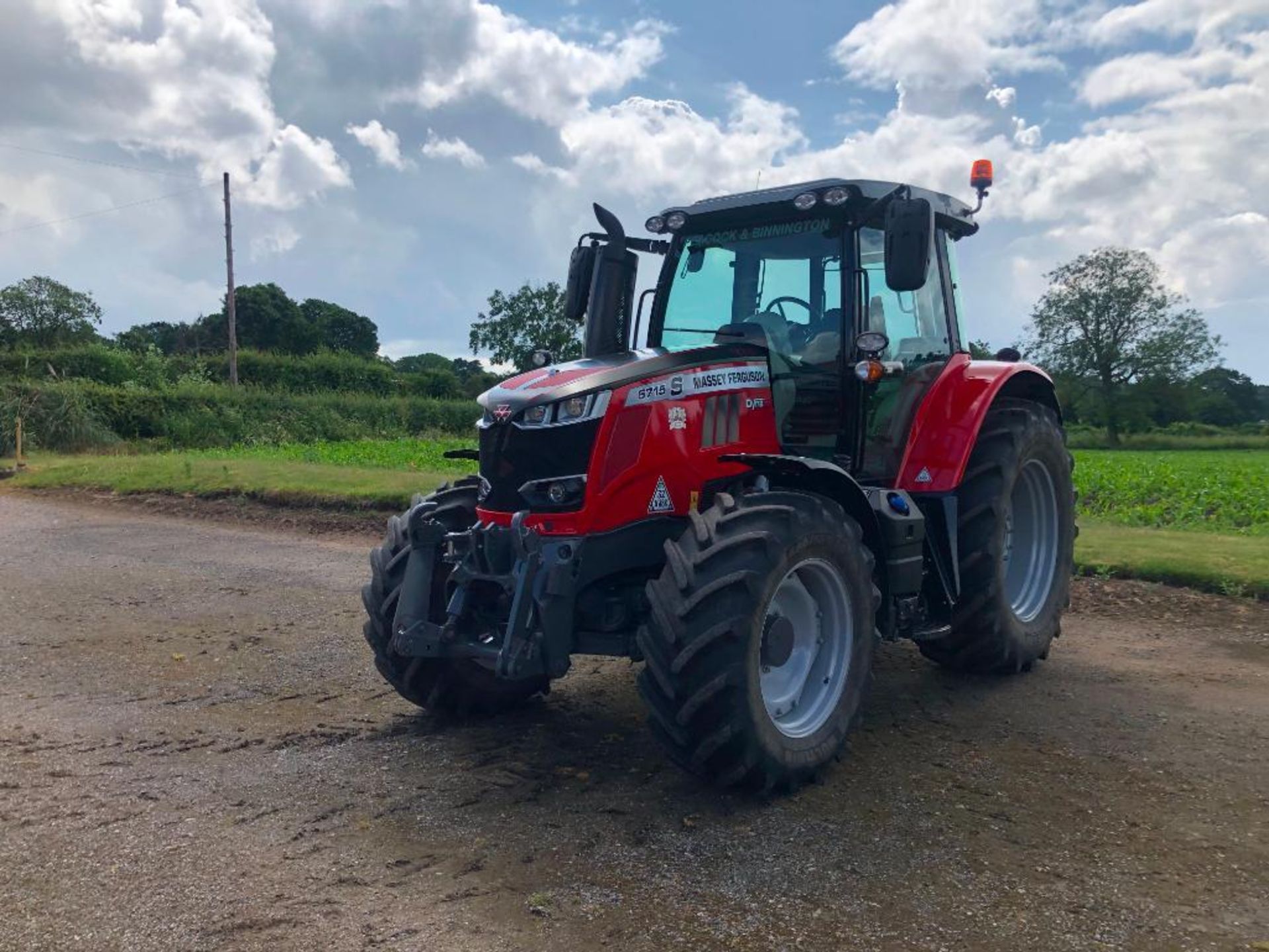 2019 Massey Ferguson 6715 S Dyna 6 50kph 4wd tractor c/w 3 manual spools, front linkage, air brakes, - Image 32 of 41
