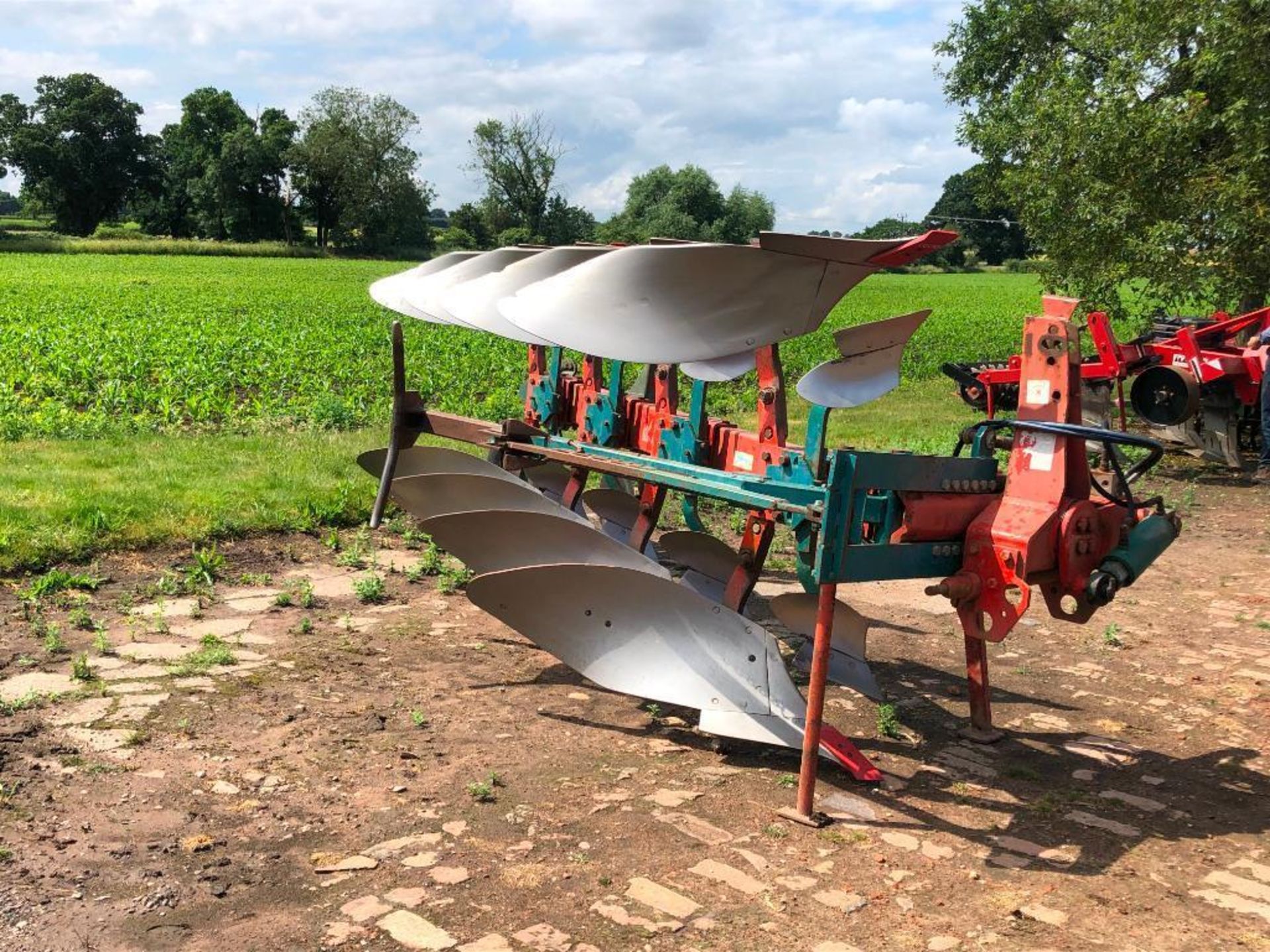 Kverneland LD100 4f (3f+1f) reversible plough with skimmers, manual vari-width with press arm and de - Image 2 of 14