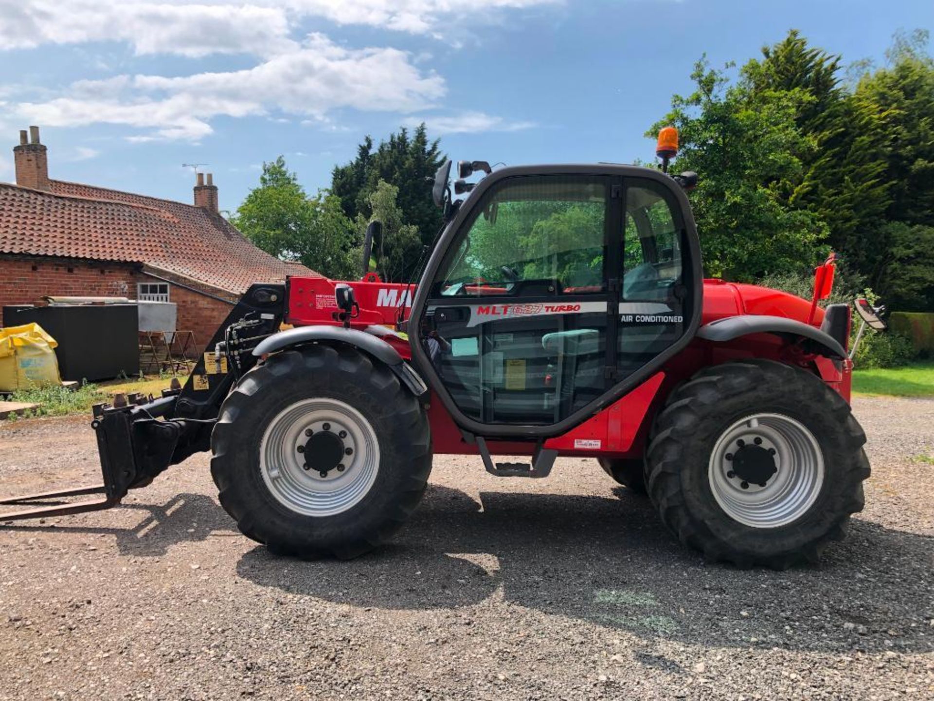 2010 Manitou MLT627 Turbo materials handler c/w air conditioned cab, pick up hitch, pin and cone hea - Image 20 of 47