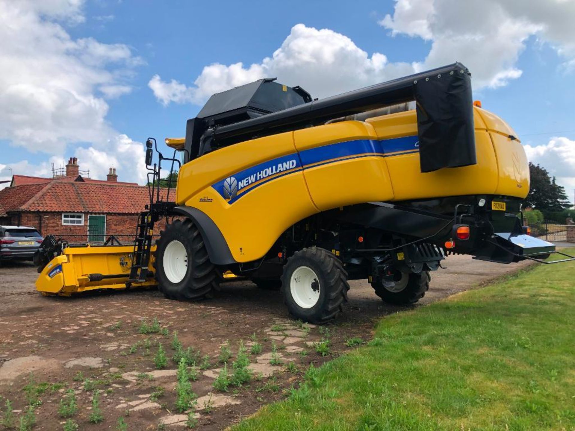 2012 New Holland CX5090 combine harvester with 20ft Varifeed header on Goodyear 800/65R32 front and - Image 11 of 38