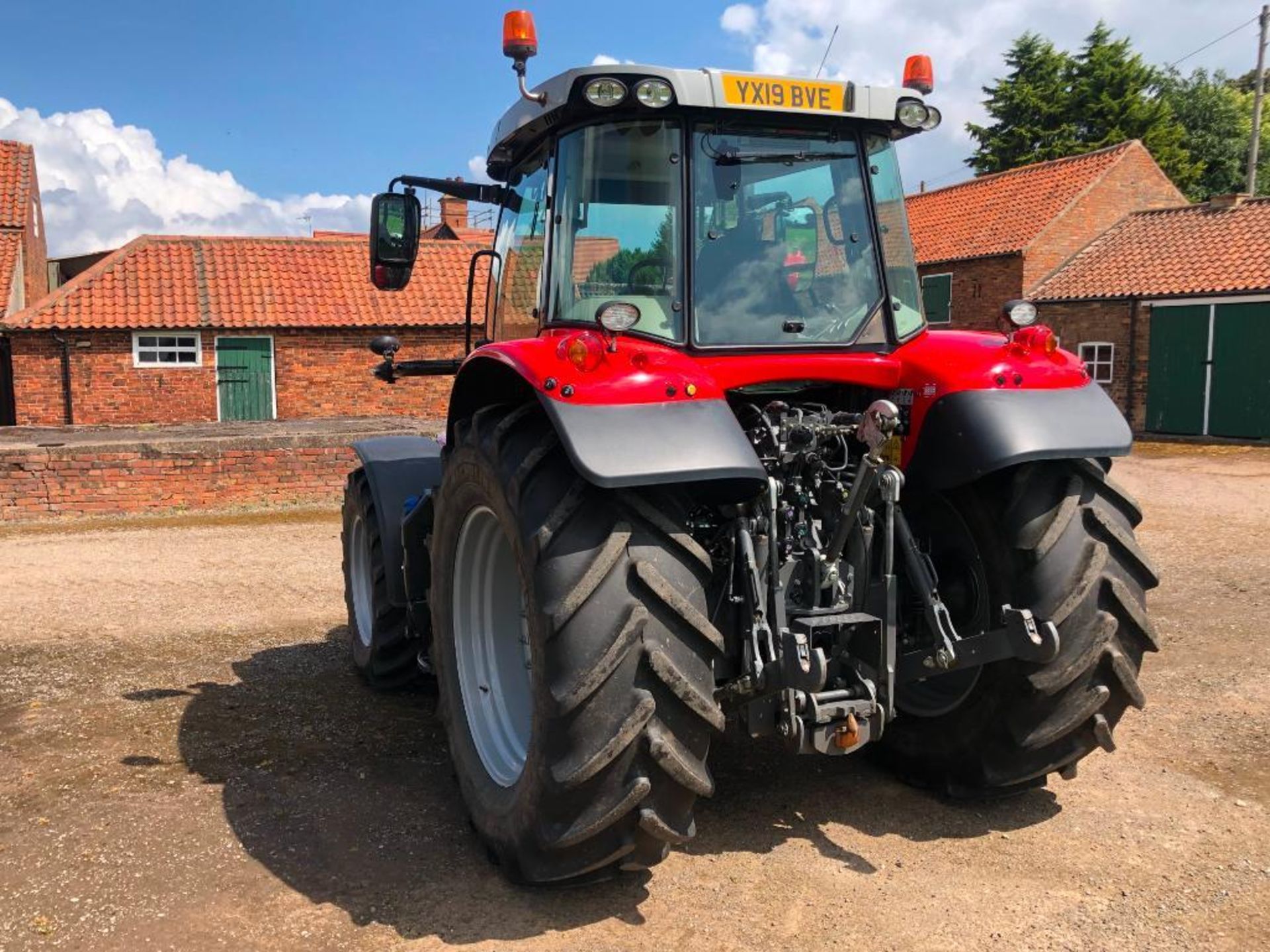 2019 Massey Ferguson 6715 S Dyna 6 50kph 4wd tractor c/w 3 manual spools, front linkage, air brakes, - Image 9 of 41