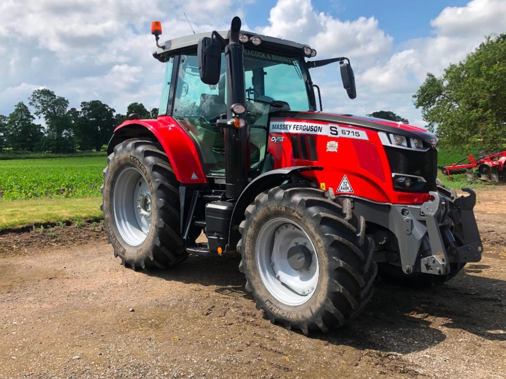 2019 Massey Ferguson 6715 S Dyna 6 50kph 4wd tractor c/w 3 manual spools, front linkage, air brakes, - Image 15 of 41