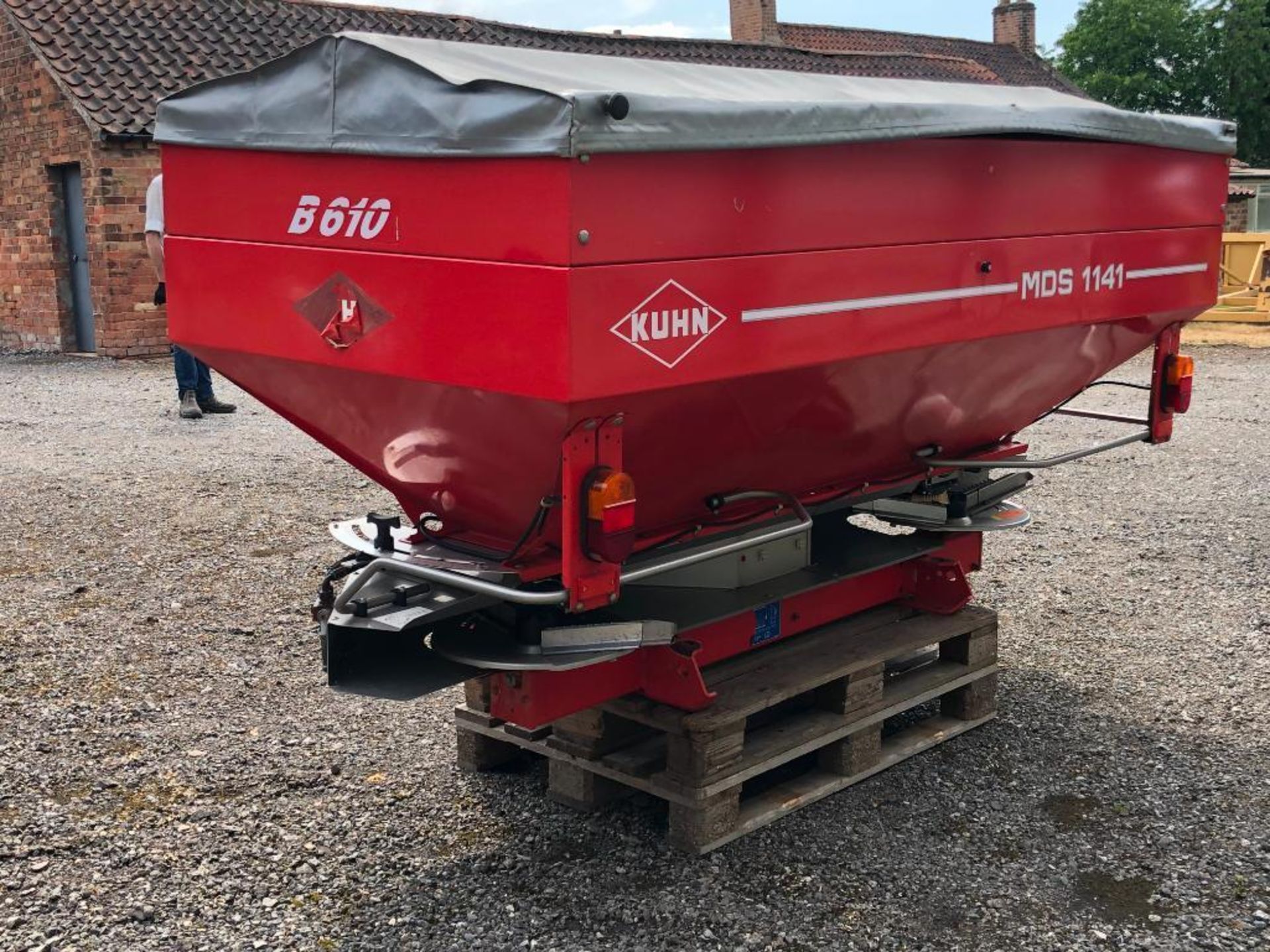 1997 Kuhn MDS 1141 20m twin disc fertiliser spreader with B610 hopper extension, comes with addition - Image 5 of 12