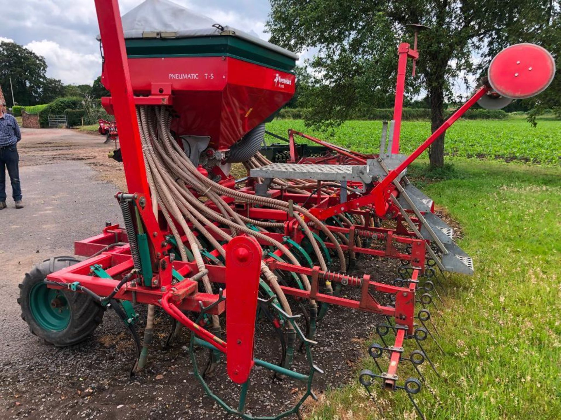 2001 Kverneland Accord TS 4m pneumatic tine drill c/w tramline eradicators, pre-emergence markers, b - Image 17 of 26